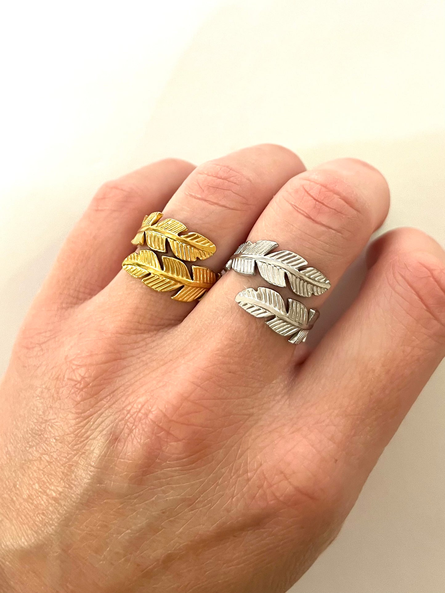 NOUR l Bague feuille ajustable dorée ou argentée