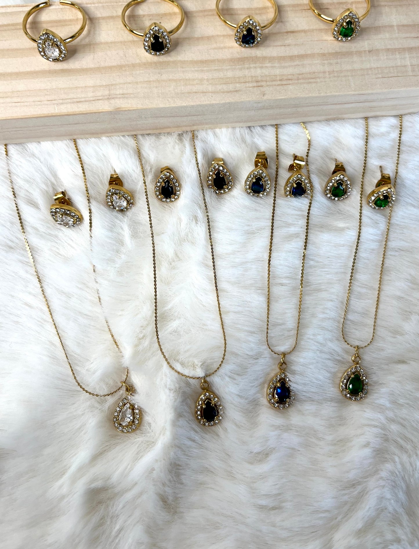 Soraya l boucles d'oreilles dorées et ses pierres verte blanche bleu ou noire