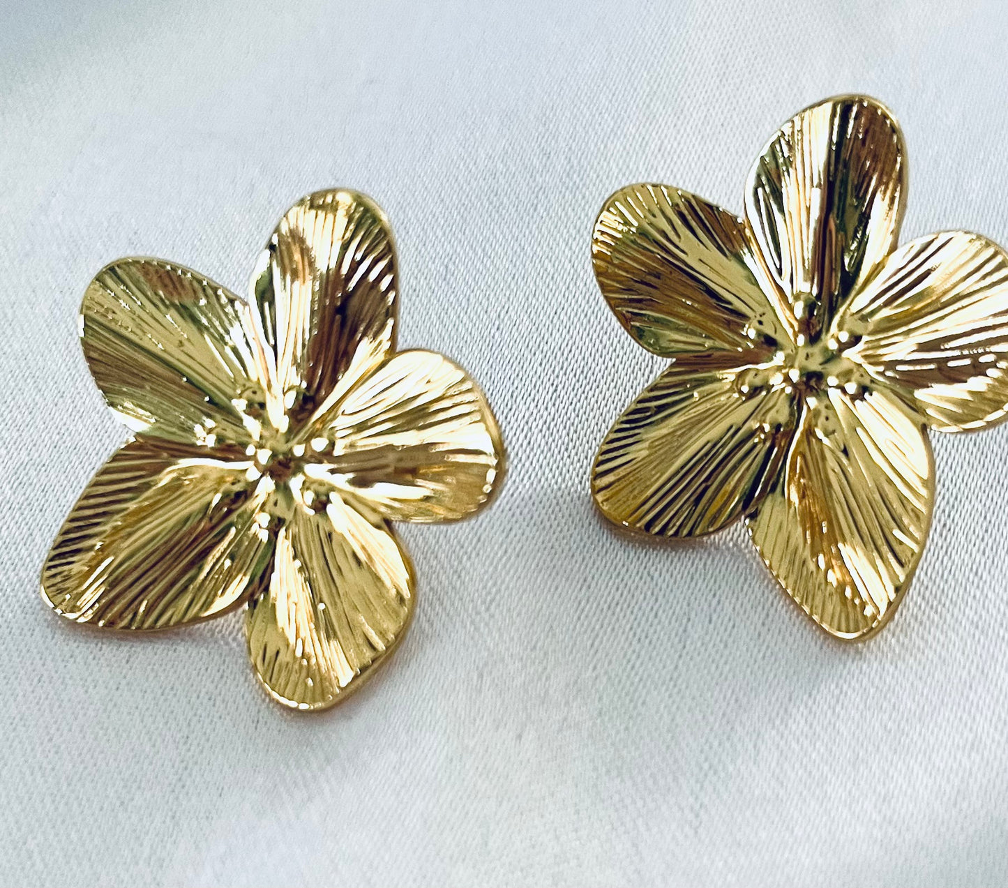 MALONA l Boucles d'oreilles dorées ou argentées fleur