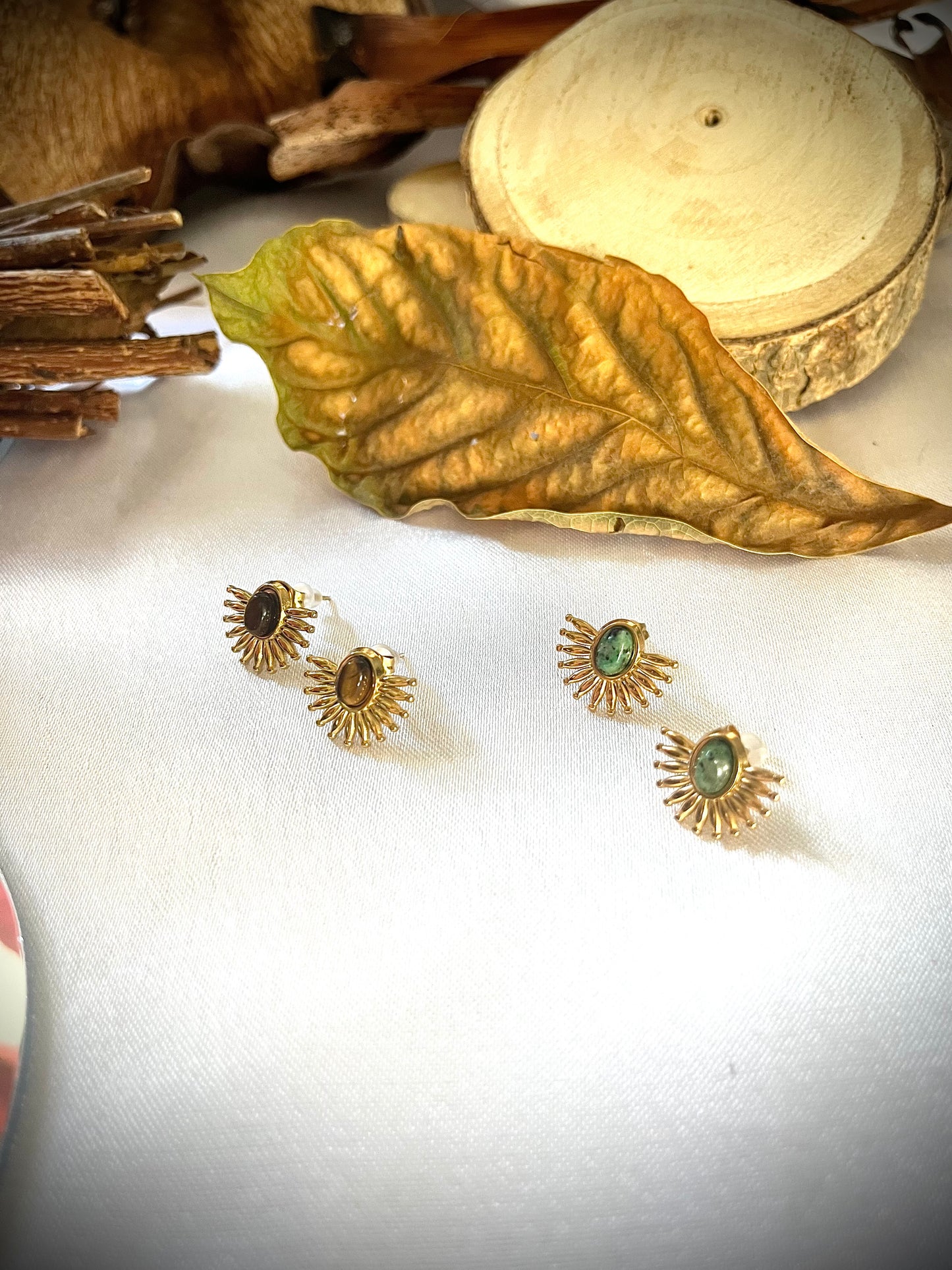 AURE l Boucles d'oreilles dorées et pierre verte ou marron
