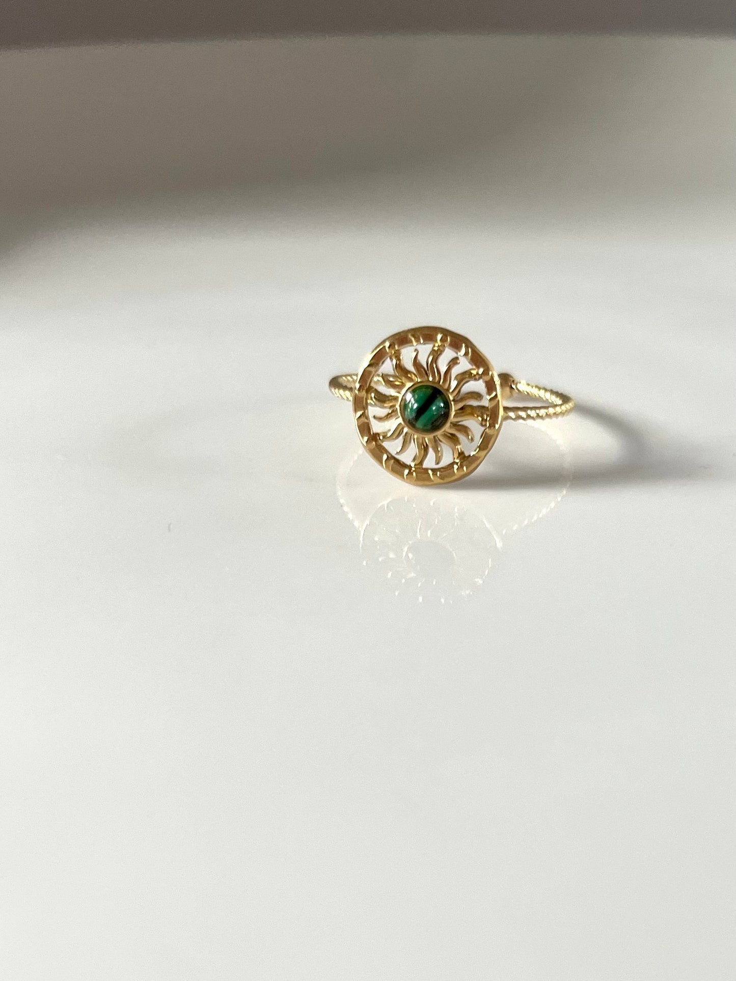 Severine l Bague soleil doré et pierre verte