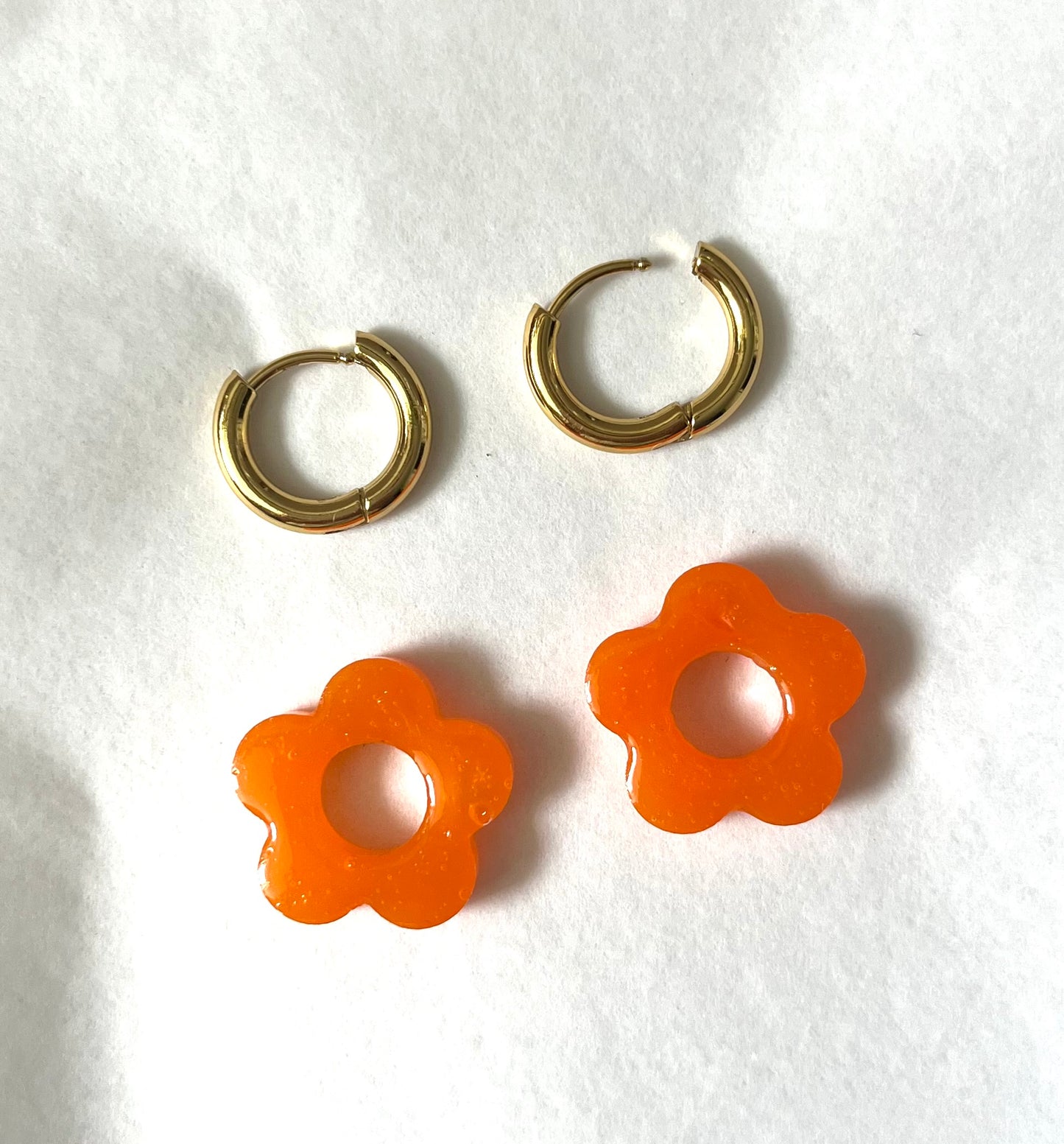 Pampille l créoles dorées et sa fleur orange
