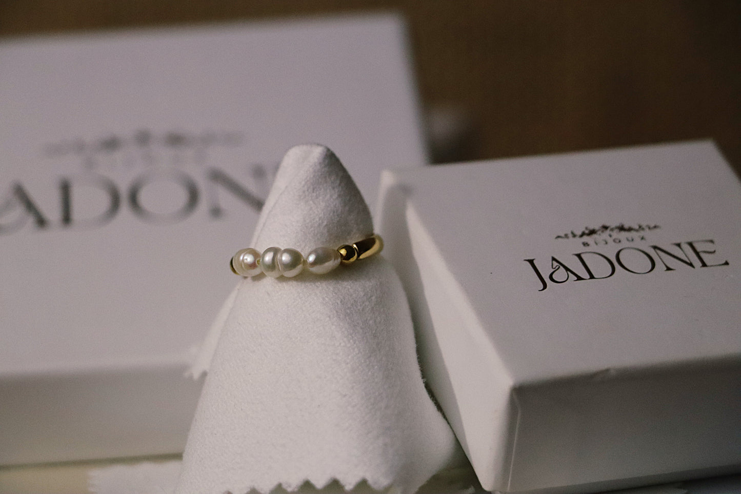 DOUCE l Bague dorée et perles d'eau douce