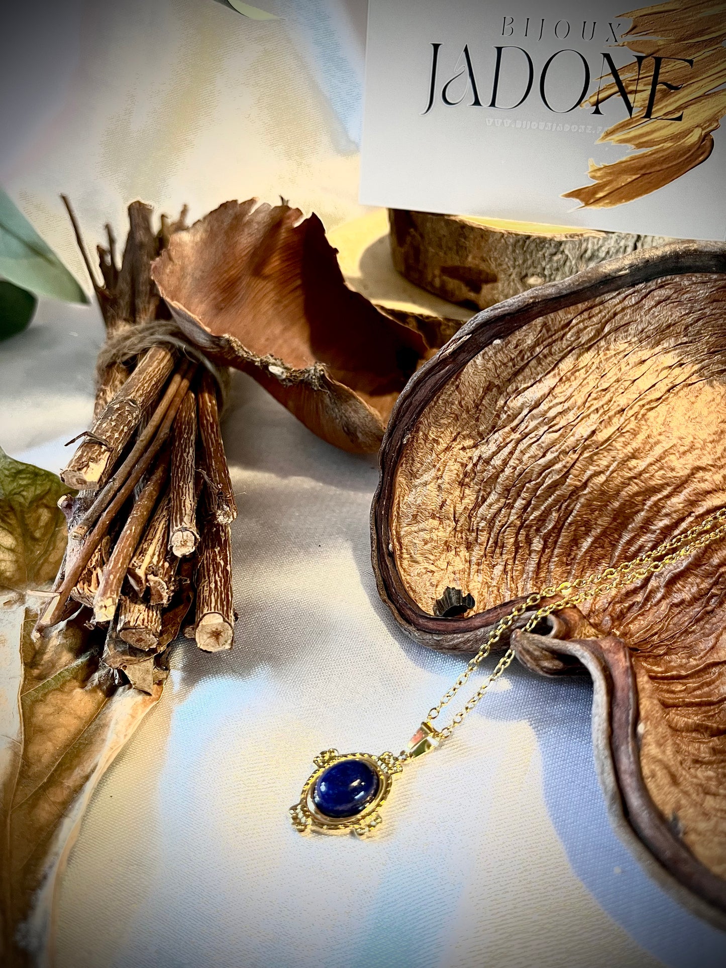 INAYA l Collier doré et sa pierre bleu