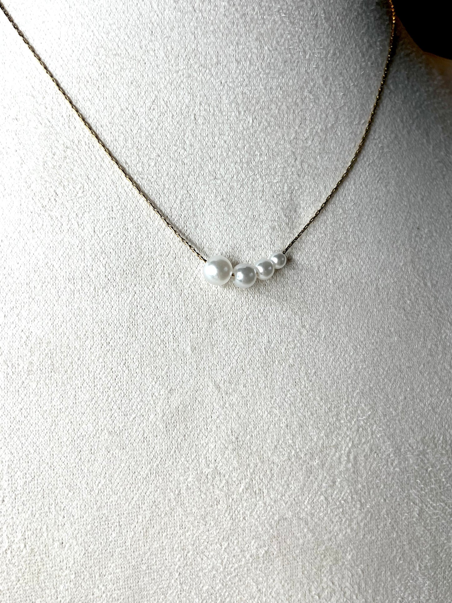 Jody l Collier doré et ses perles