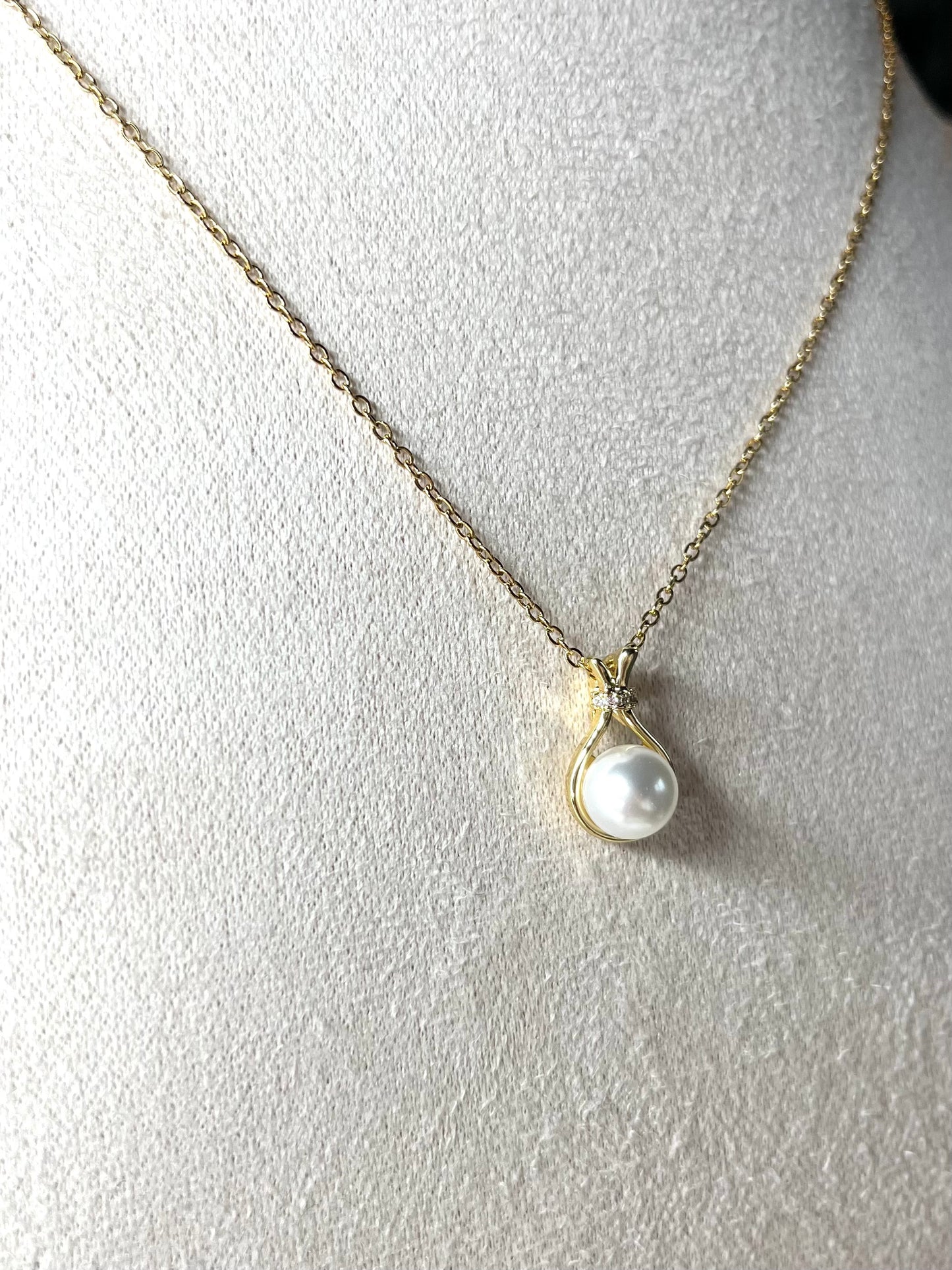 MAGUY l Collier doré et sa perle blanche
