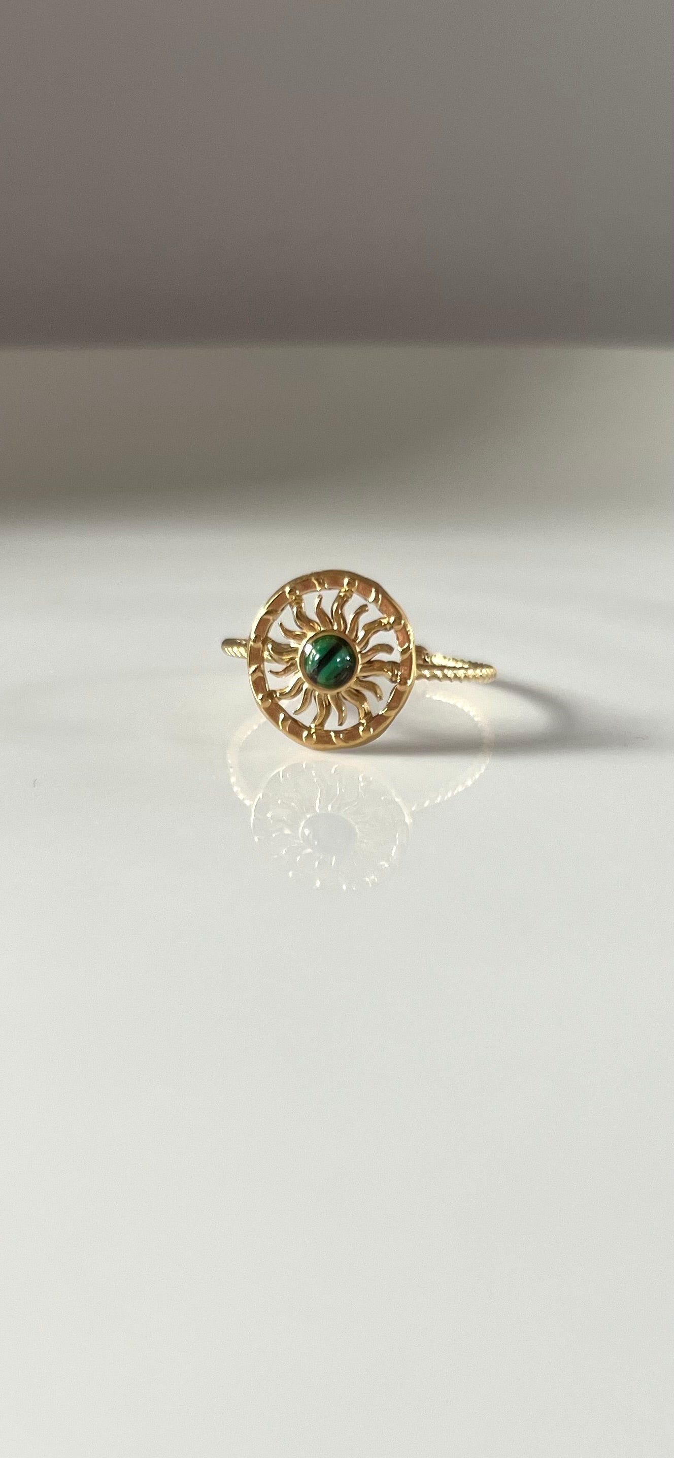 Severine l Bague soleil doré et pierre verte