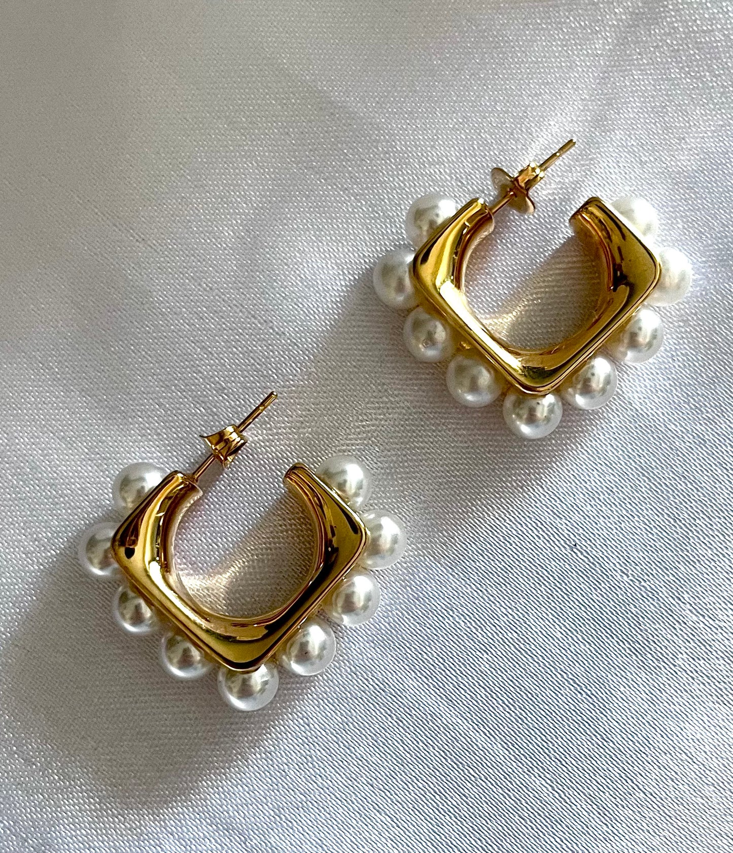 ENOLA l Boucles d'oreilles carré dorées et perles blanche