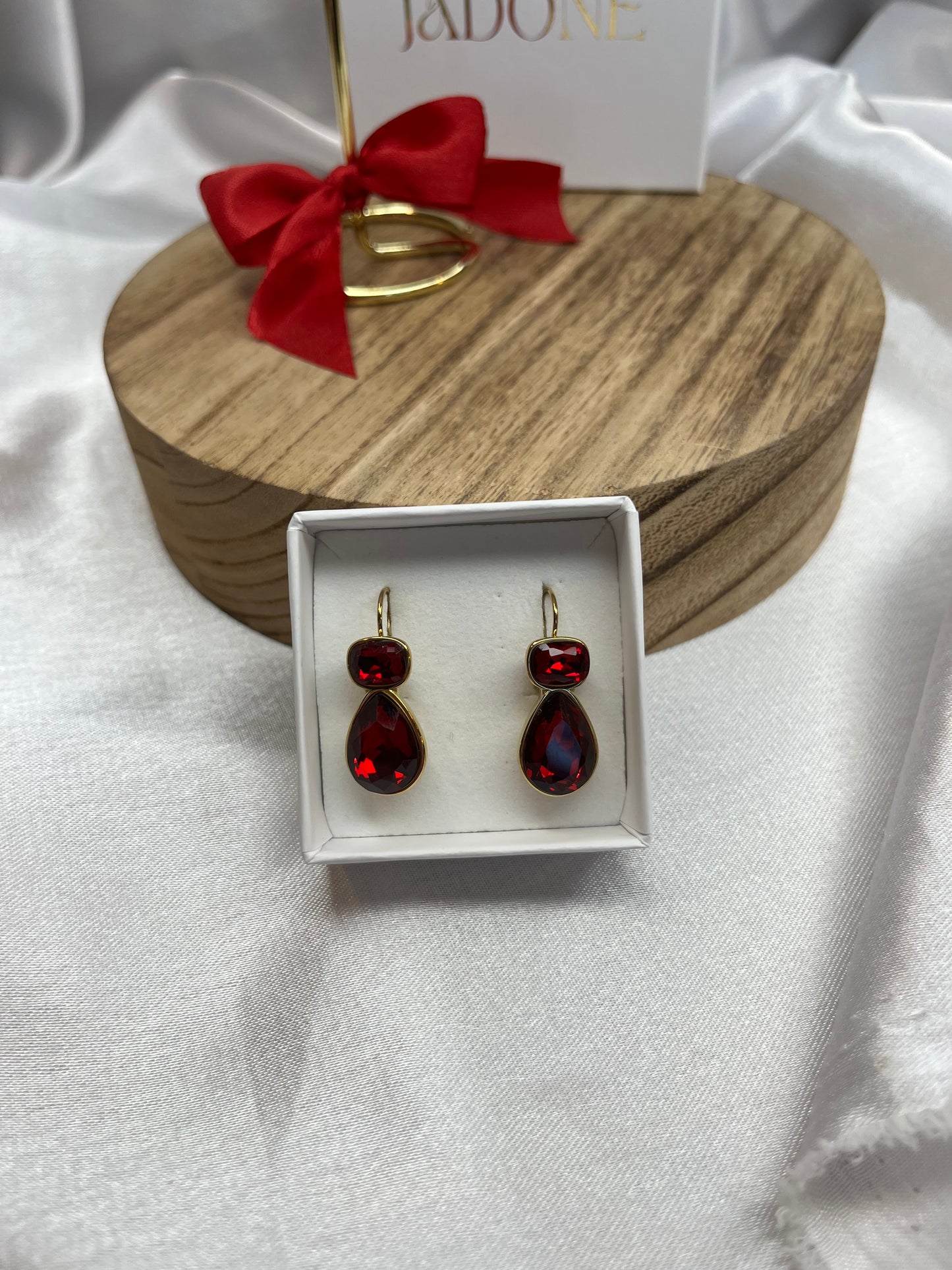 AURELIE l Boucles d'oreilles dorées et cristaux rouge