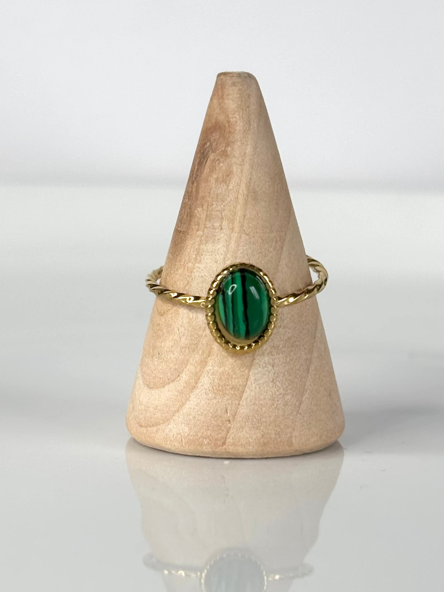 Malory l Bague dorée ajustable et pierre verte