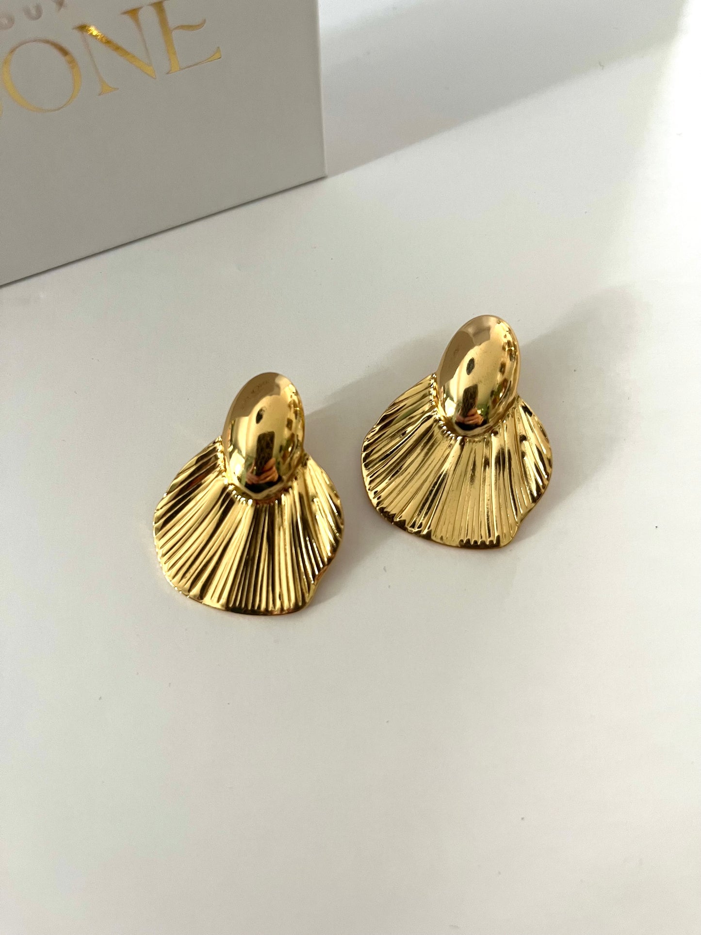AMALIA l Boucles d'oreilles dorées feuille