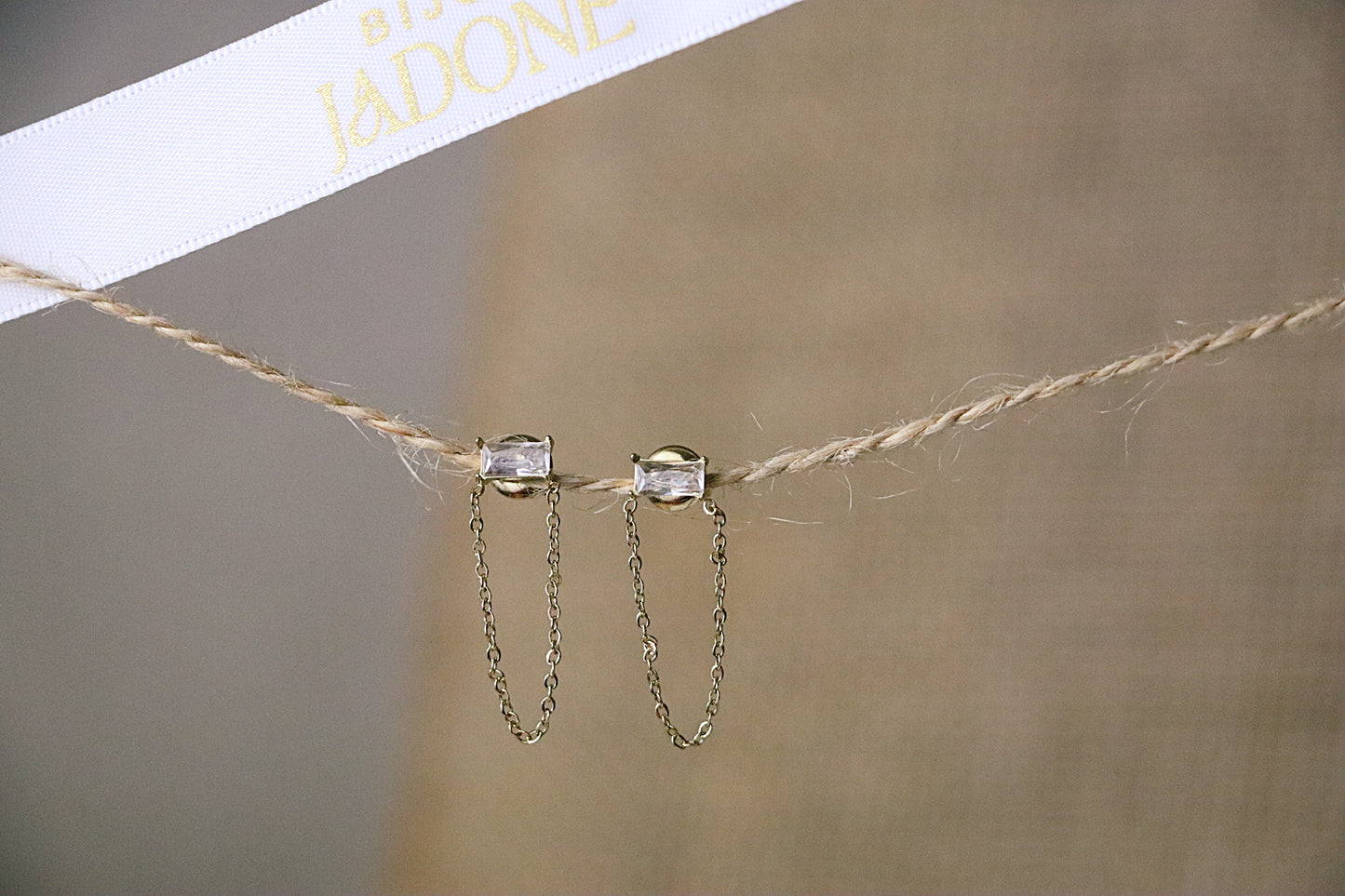 PRIME l Boucles d'oreilles dorées ou argentées avec chaînette