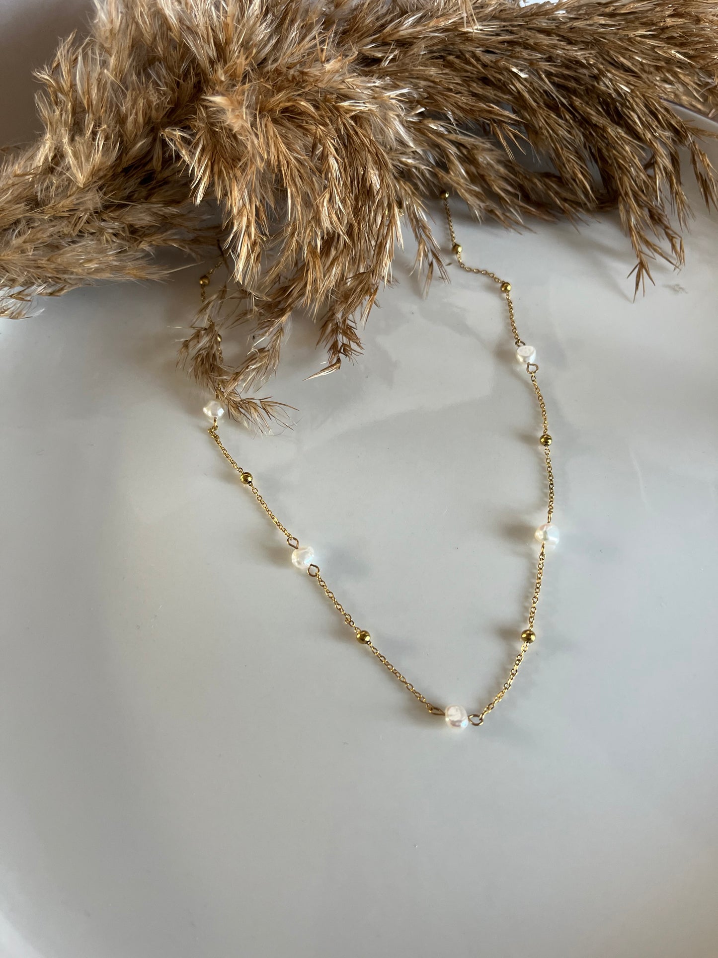 Nessa l Collier doré et ses perles