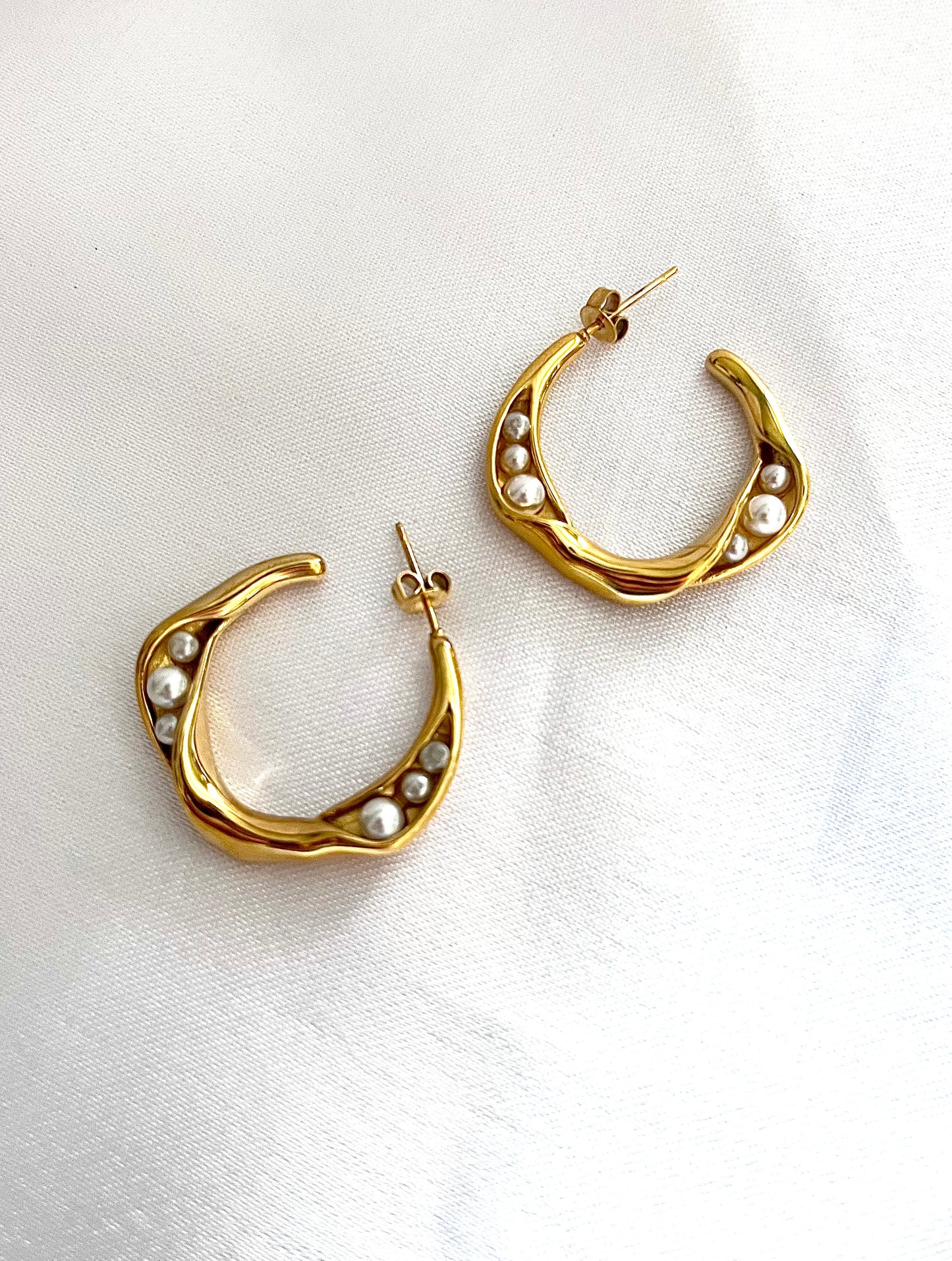 POEMA l Boucles d'oreilles créoles dorées et perles blanche
