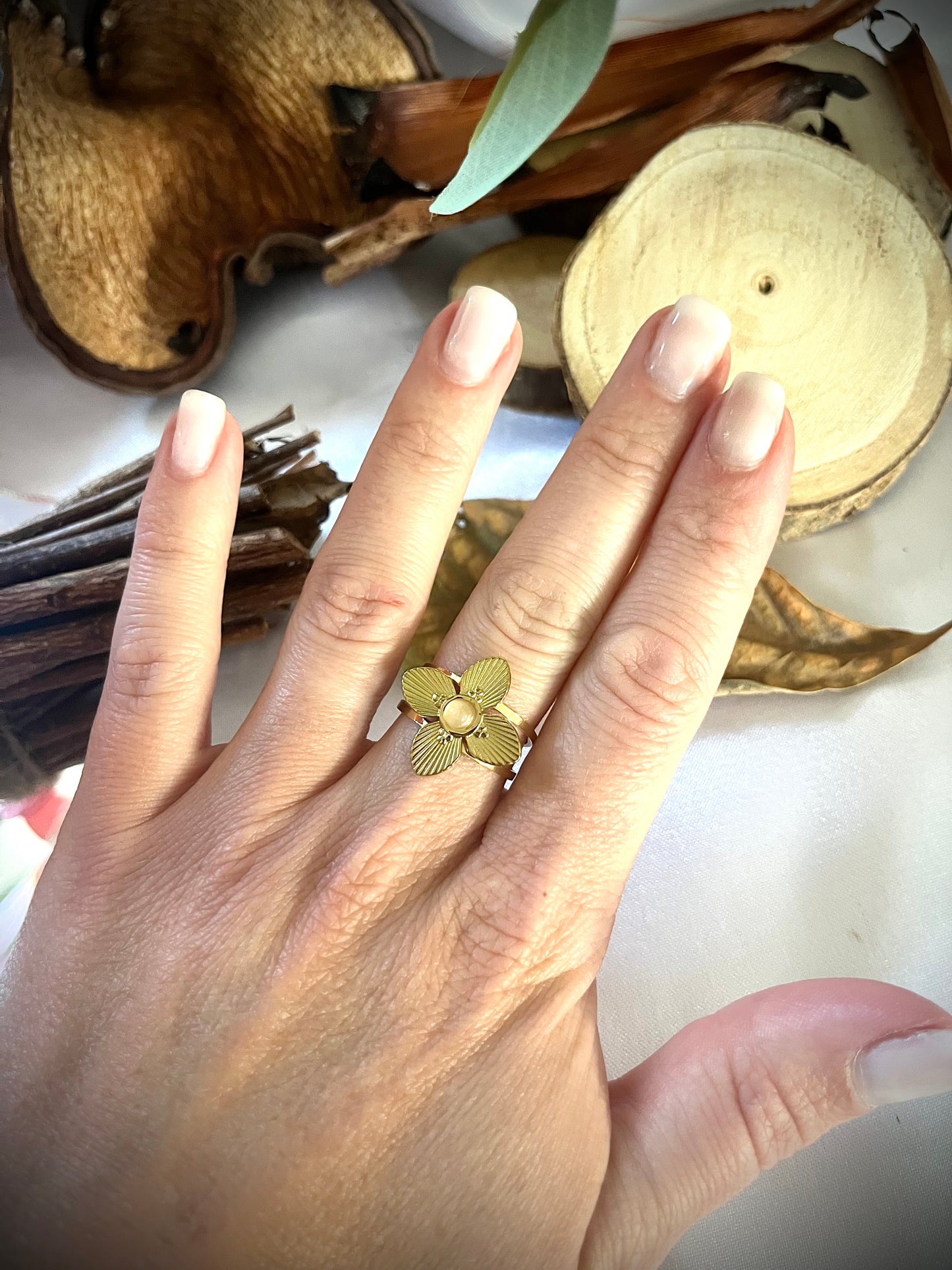JOY l Bague dorée en forme de fleur et pierre