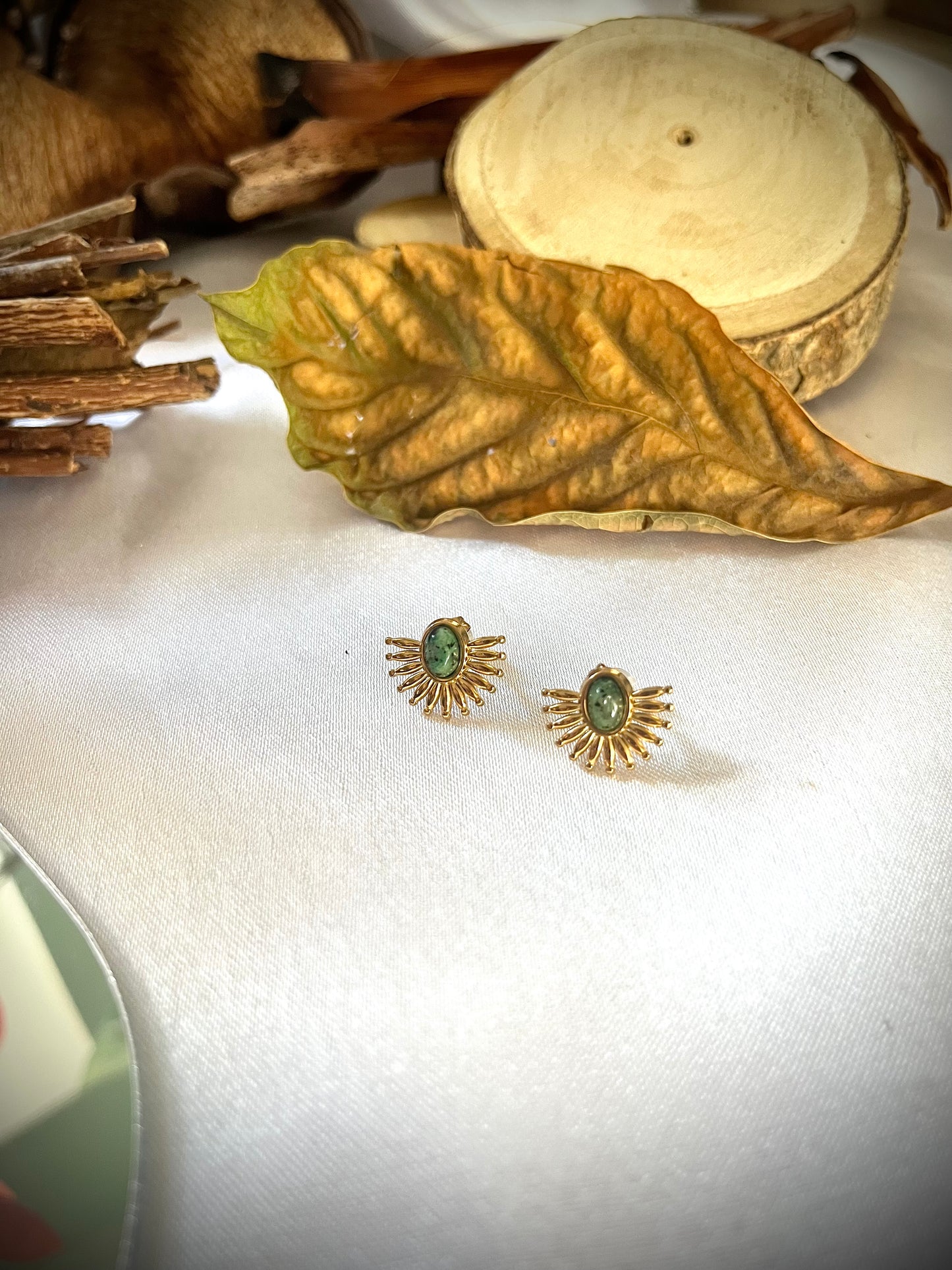 AURE l Boucles d'oreilles dorées et pierre verte ou marron