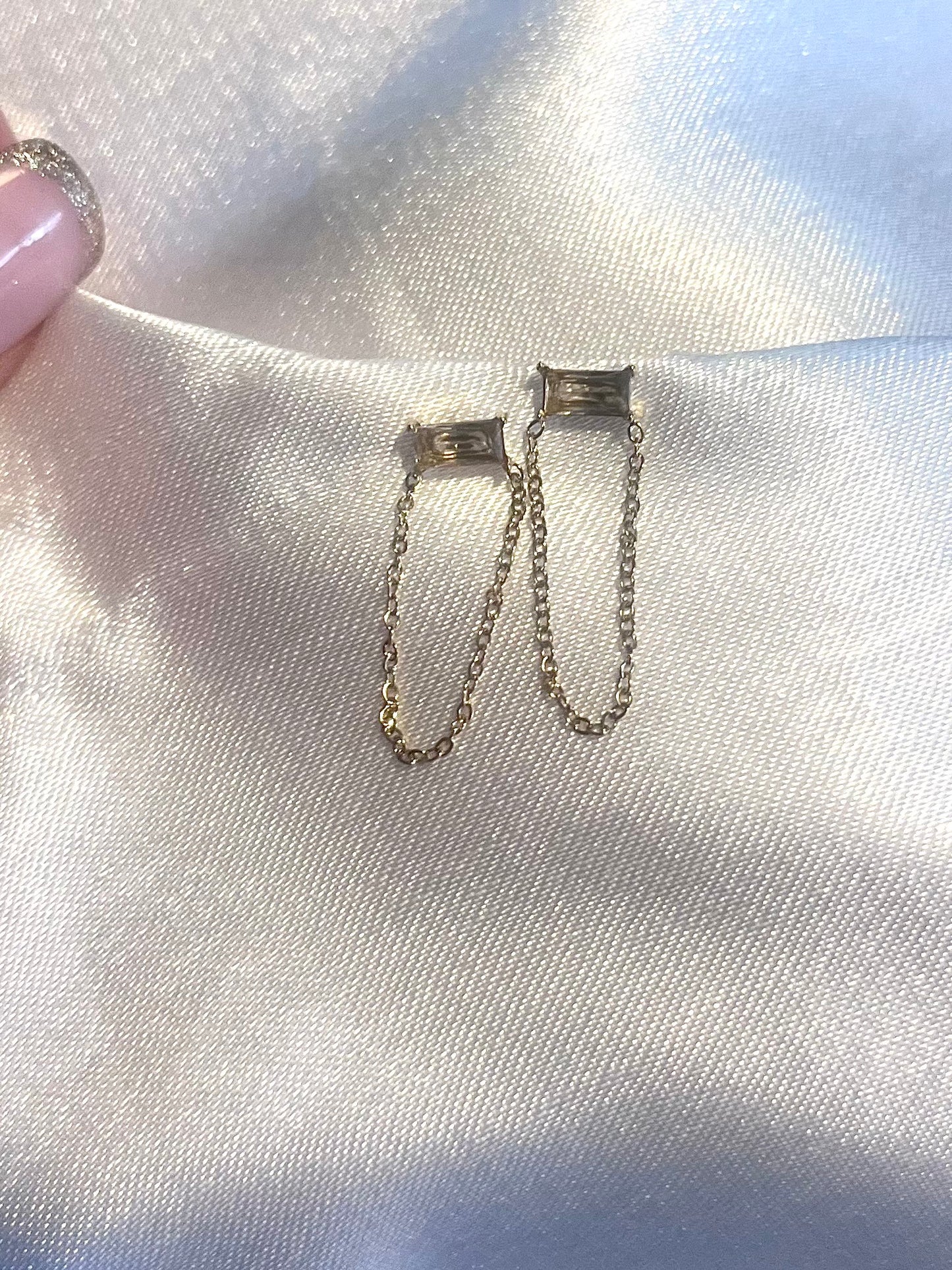 PRIME l Boucles d'oreilles dorées ou argentées avec chaînette