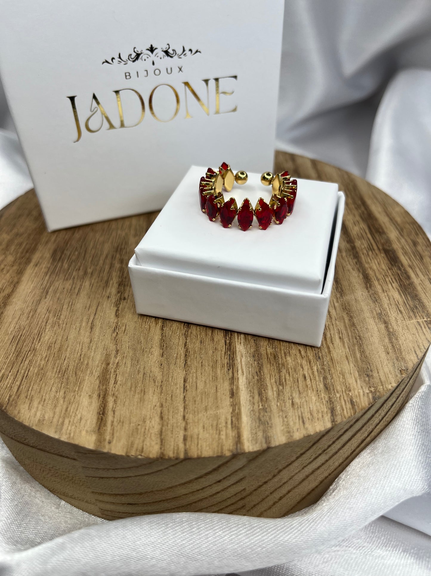 RUBi l Bague accordéon ajustable dorée et zircon rouge