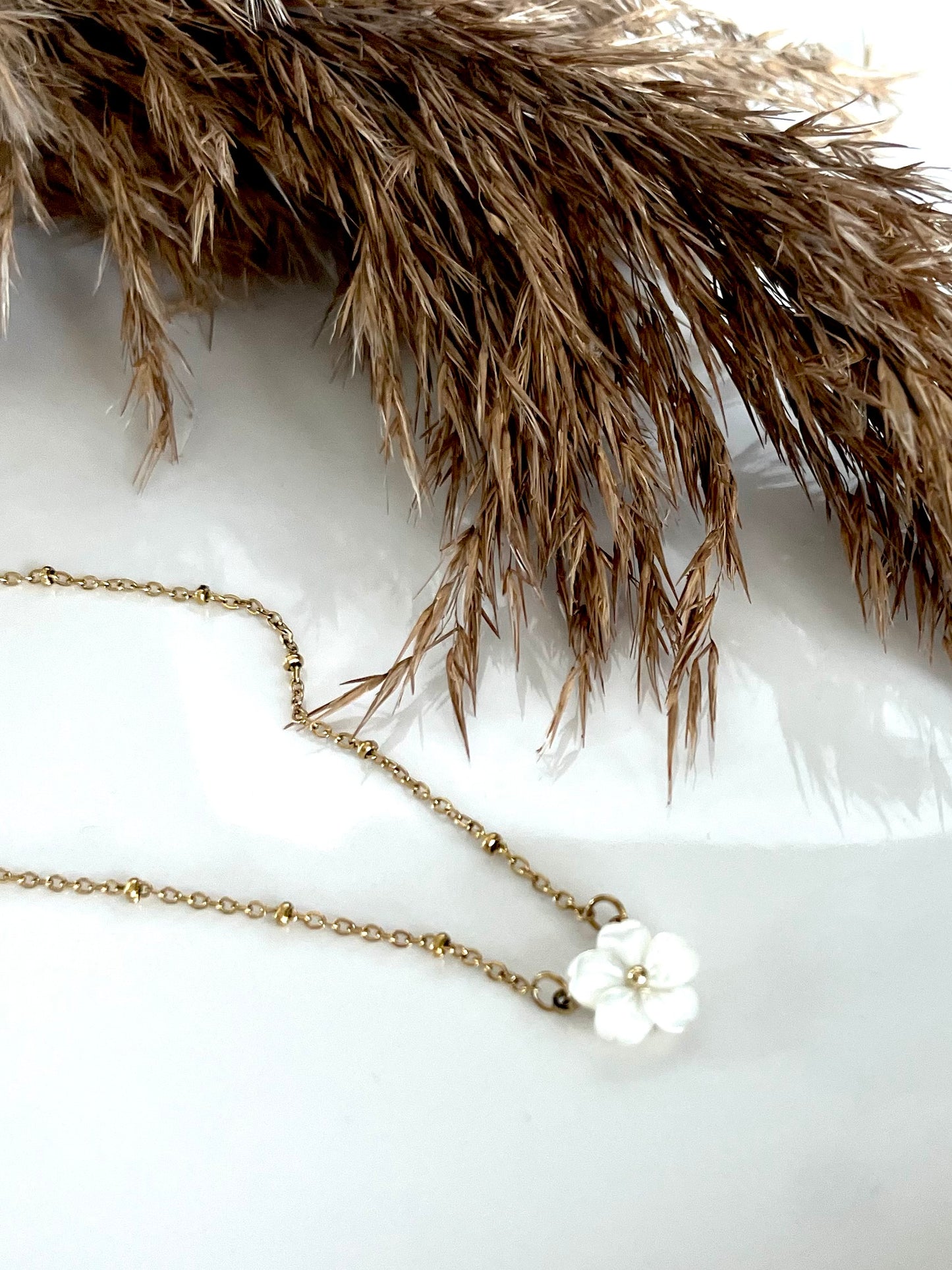 Floana l parure dorée à fleur blanche