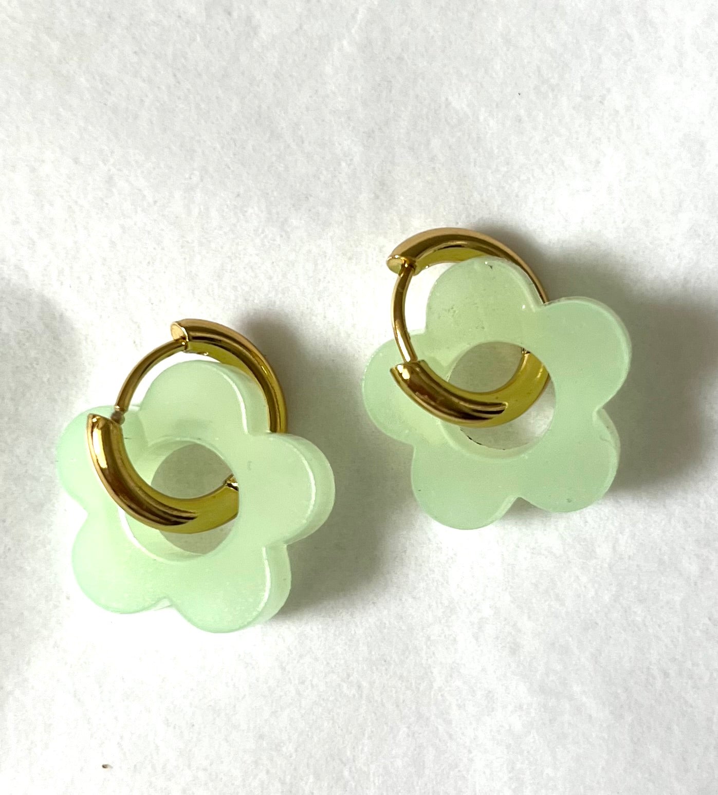 Pampille l créoles dorées et sa fleur verte anis