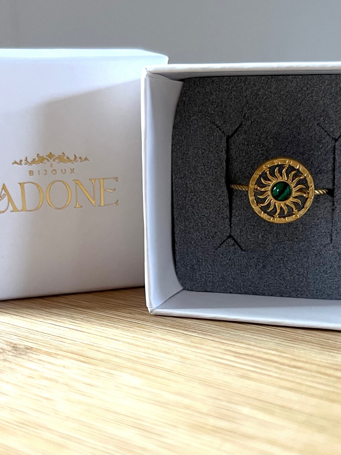 Severine l Bague soleil doré et pierre verte