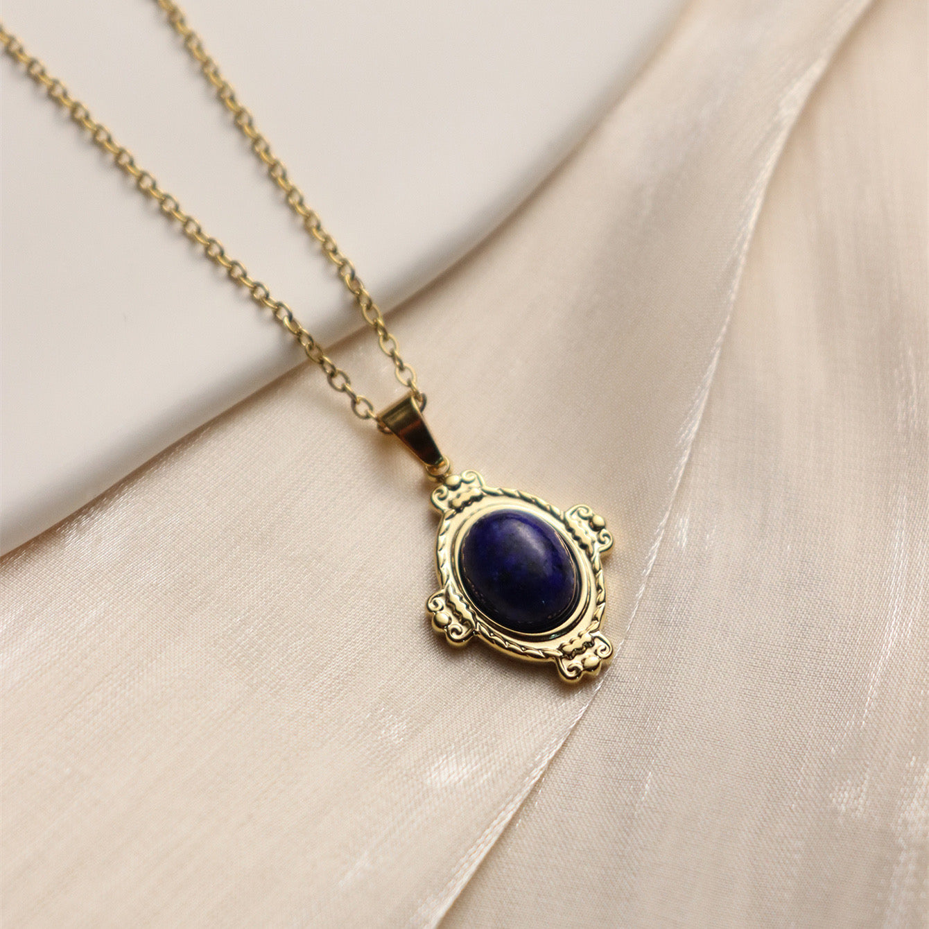 INAYA l Collier doré et sa pierre bleu