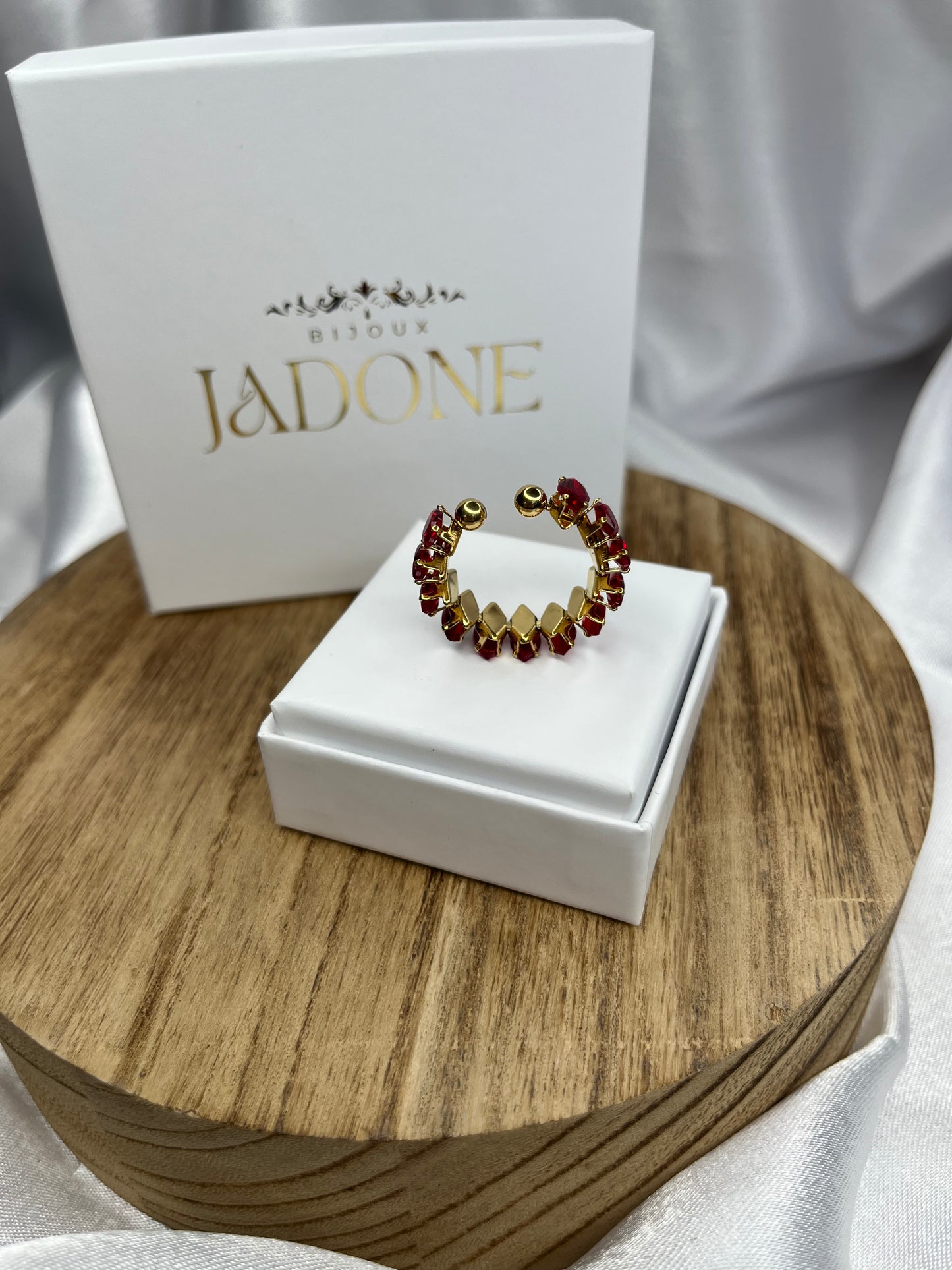 RUBi l Bague accordéon ajustable dorée et zircon rouge