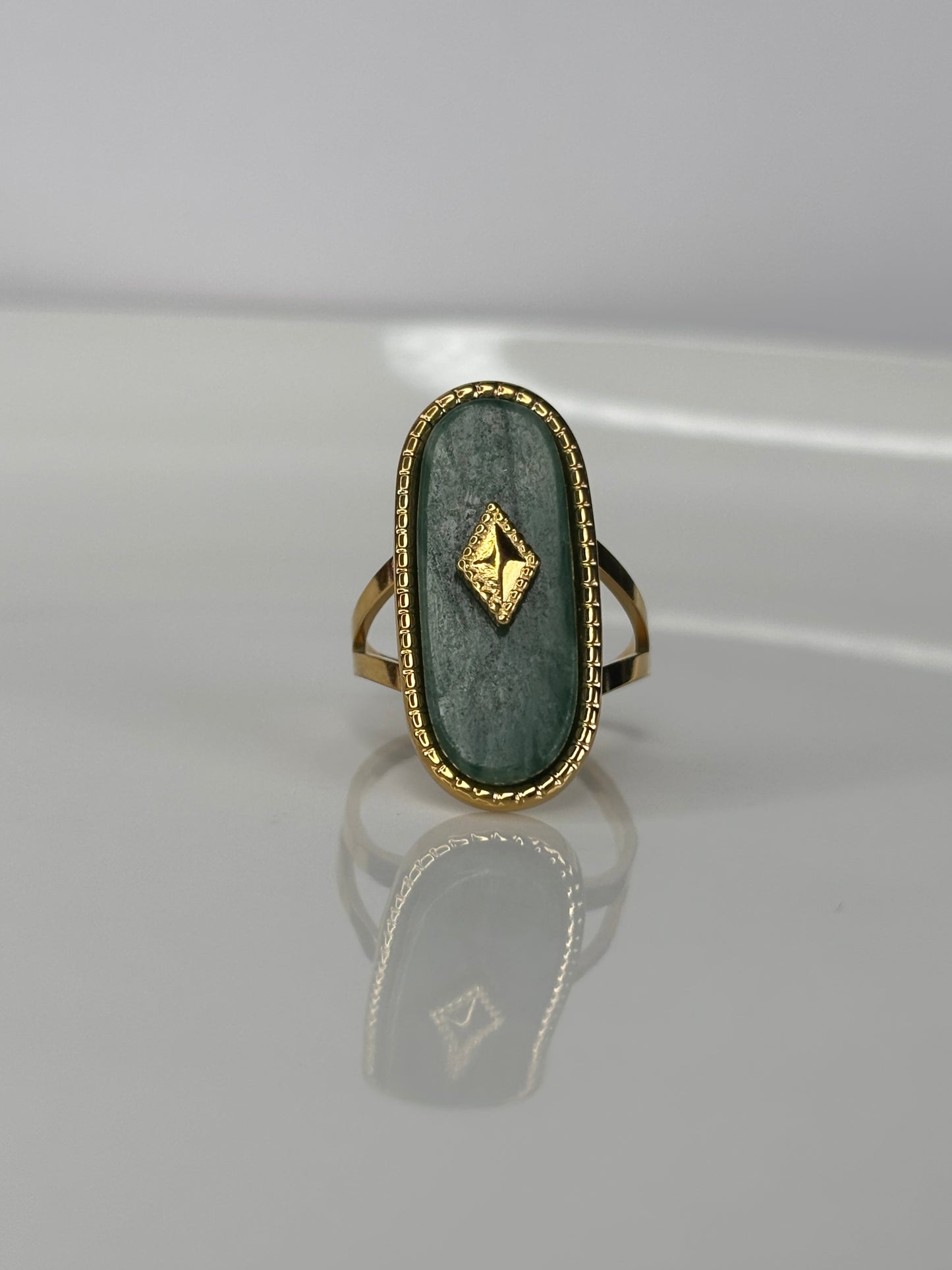 DÉESSE l Bague dorée et pierre verte naturelle