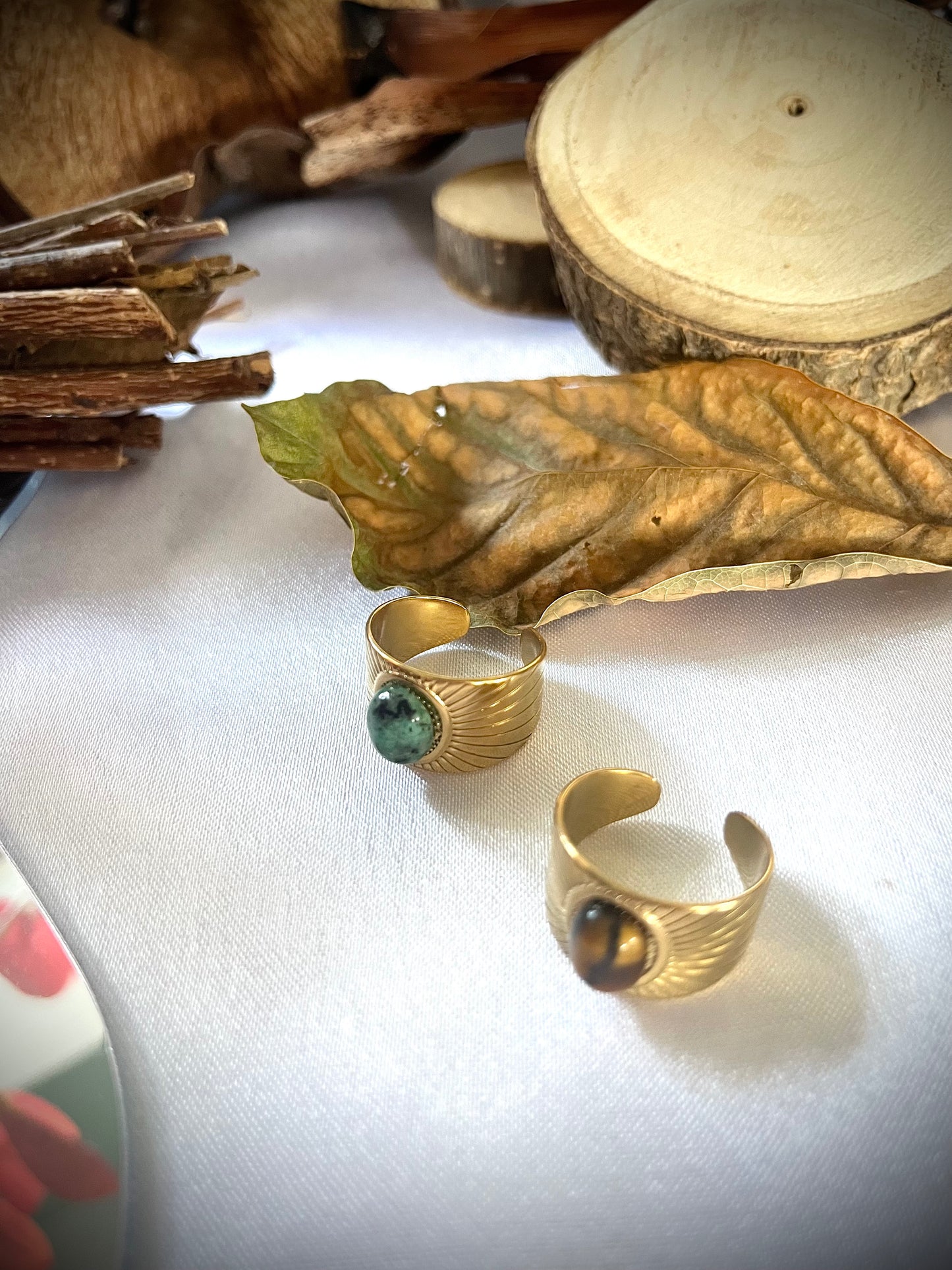 AURE l Bague ajustable dorée et sa pierre