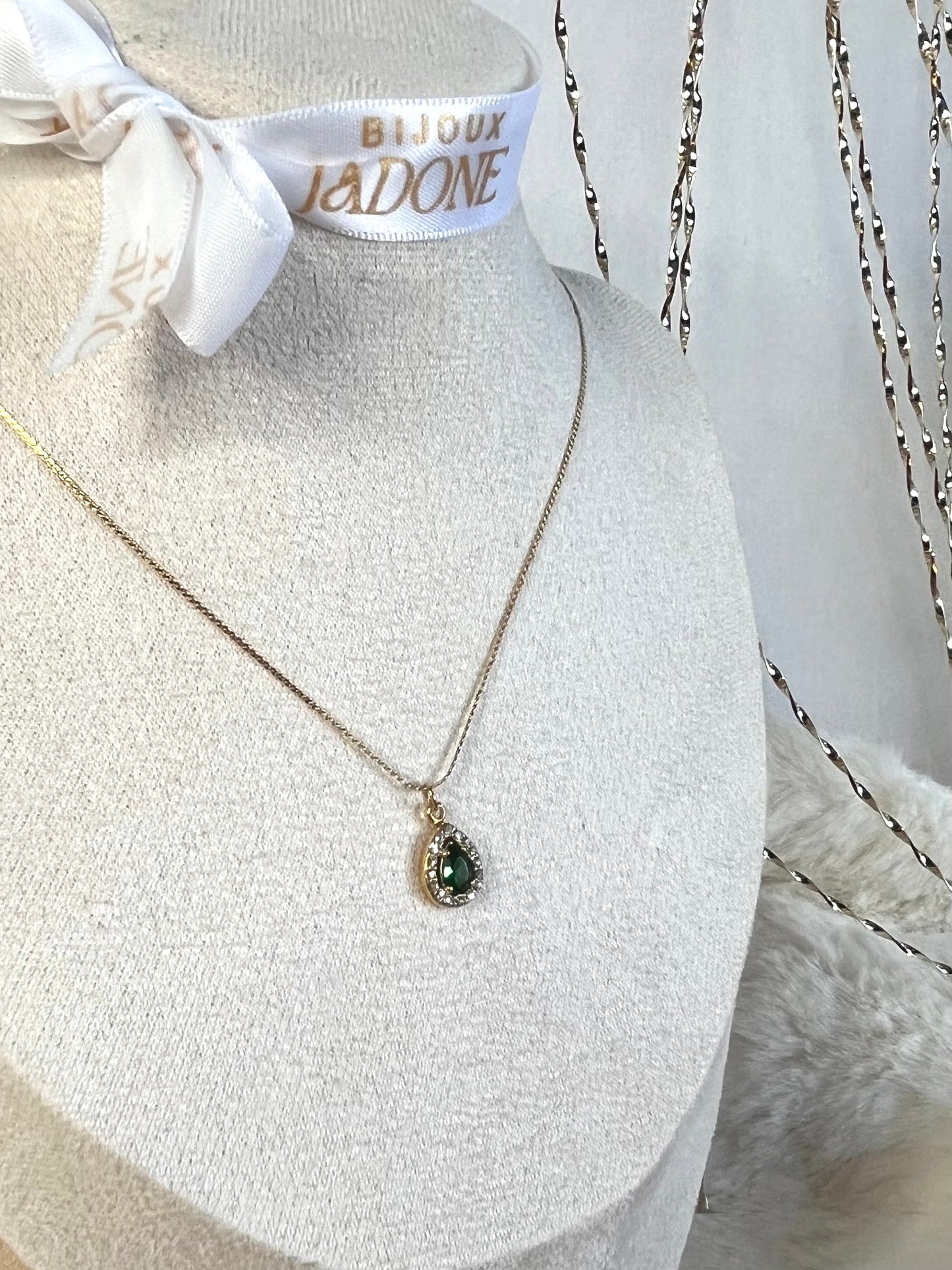 Soraya l Collier doré et sa pierre de couleur