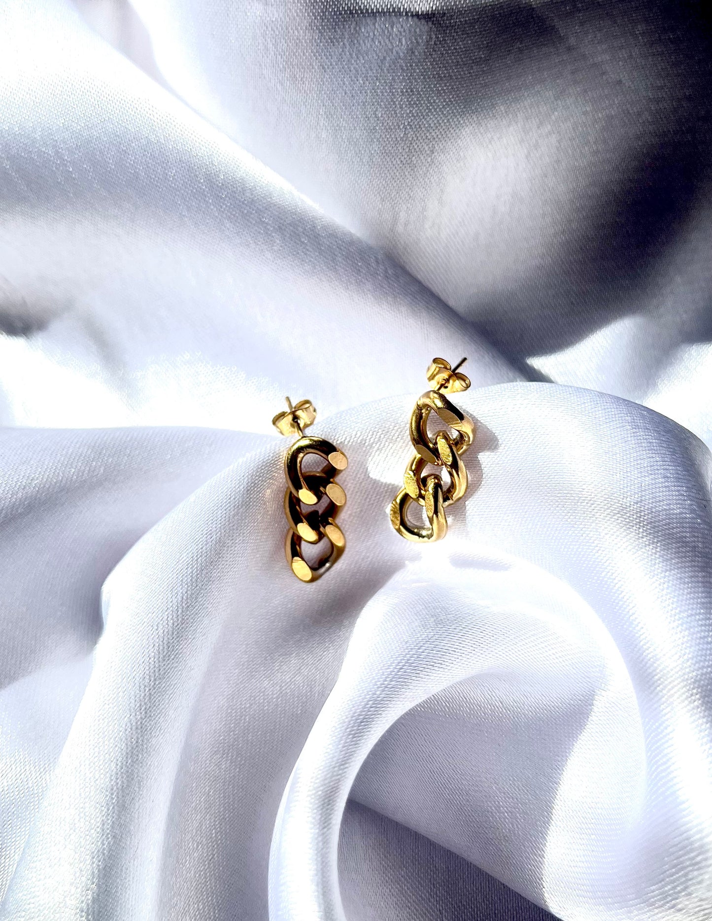 ZURI l Boucles d'oreilles maillons dorées en acier inoxydable