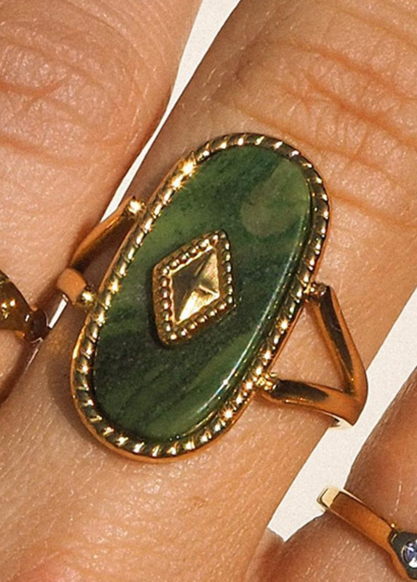 DÉESSE l Bague dorée et pierre verte naturelle