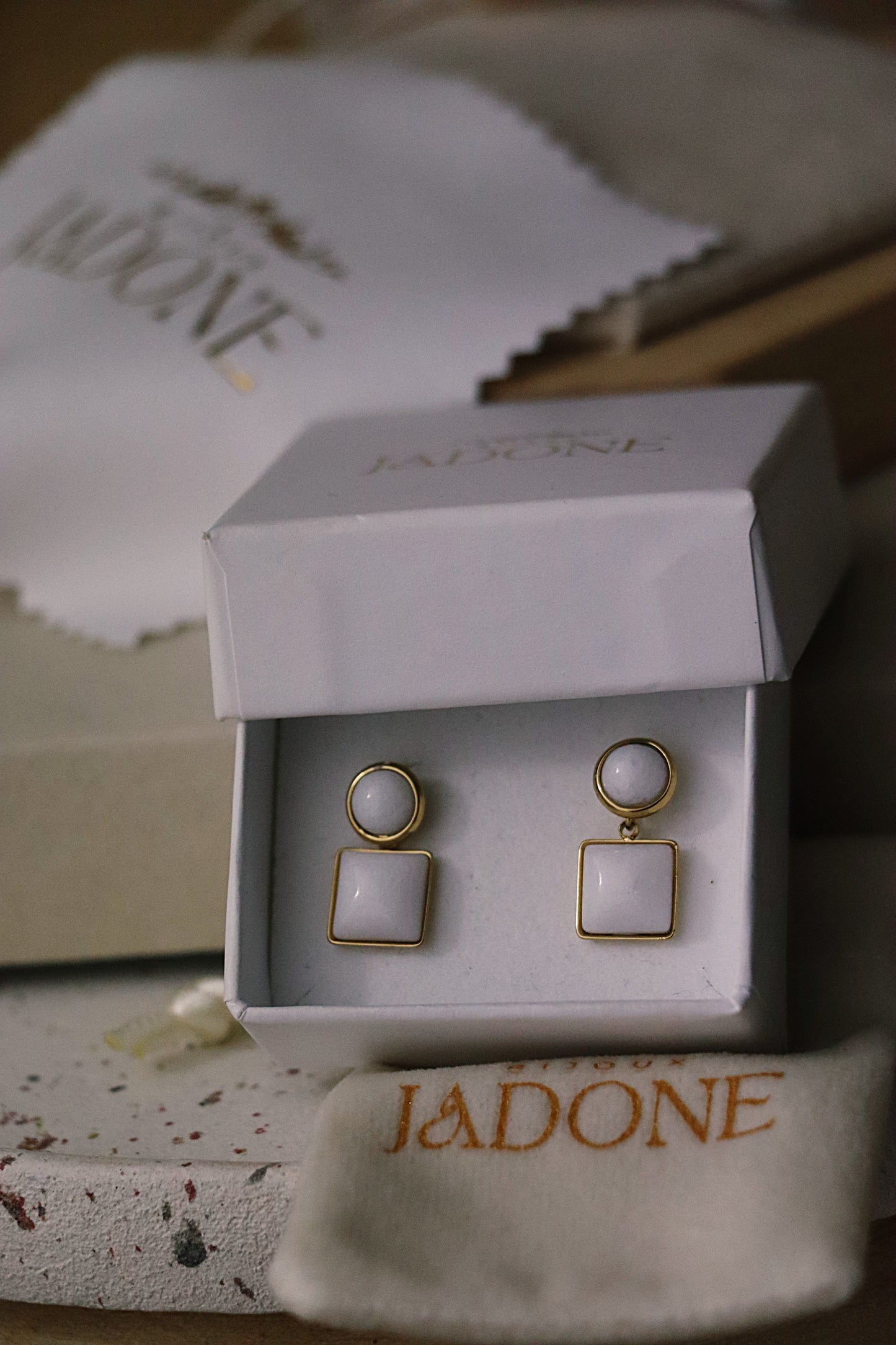 MARIE l Boucles d'oreilles dorées et blanche