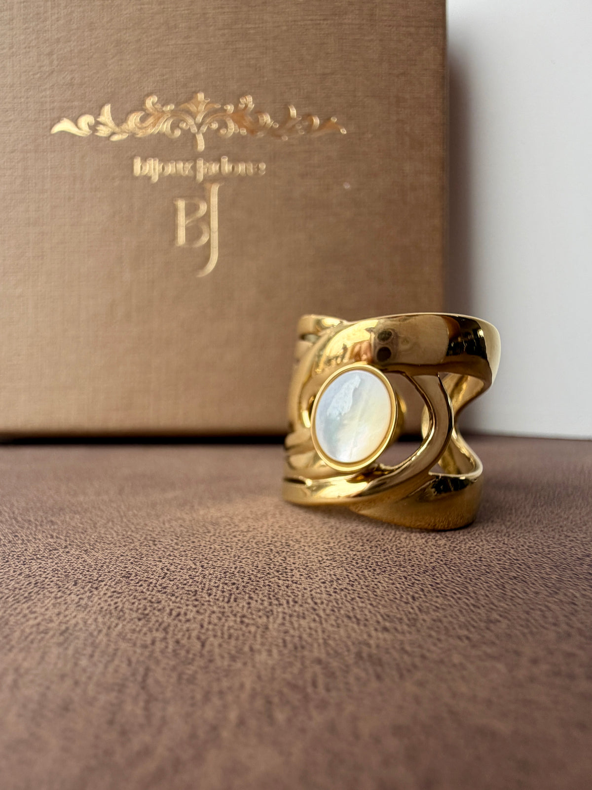 Jangwa - bague dorée pierre blanche