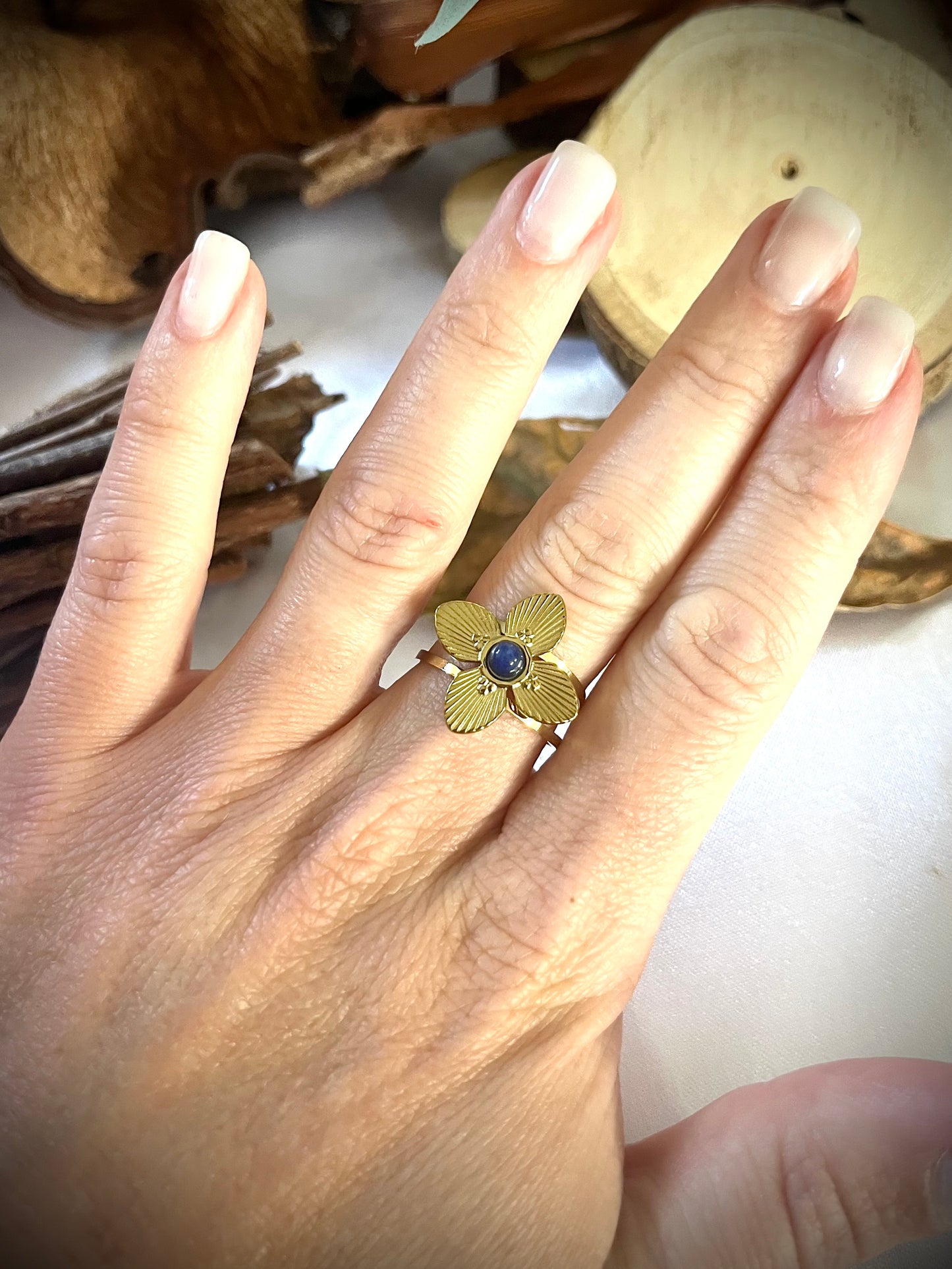 JOY l Bague dorée en forme de fleur et pierre