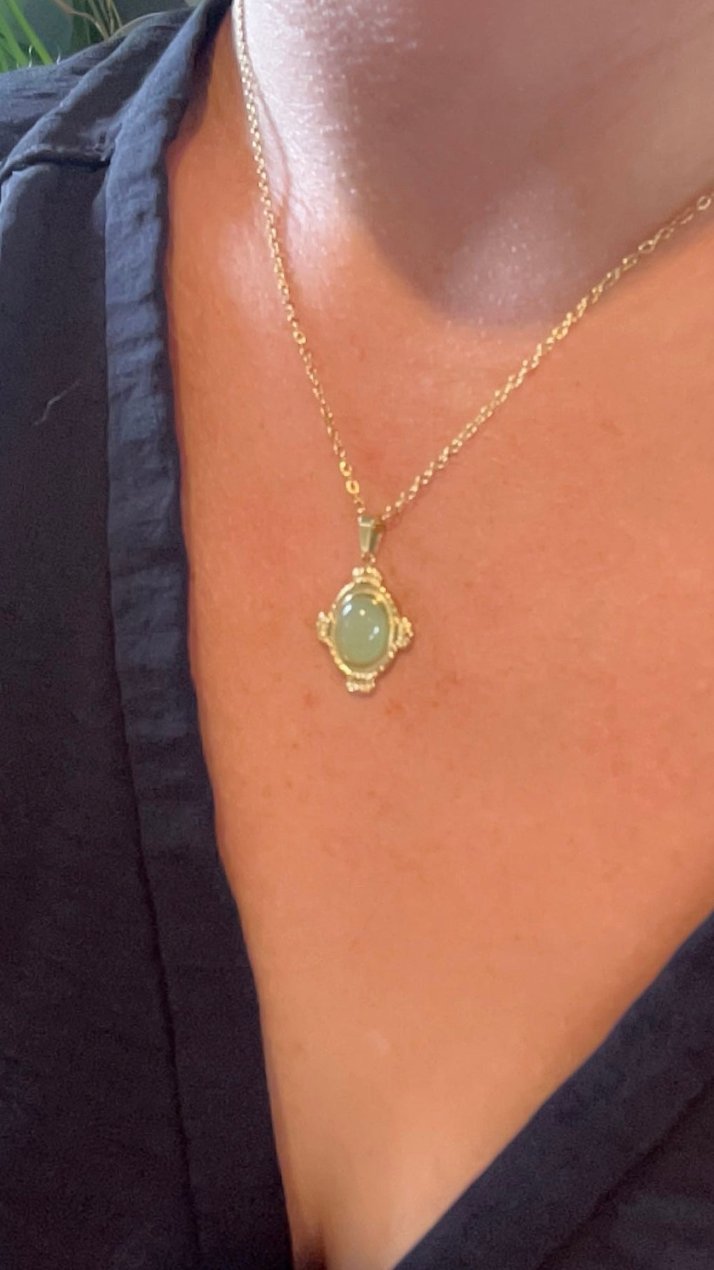 ASMA l Collier doré et pierre verte