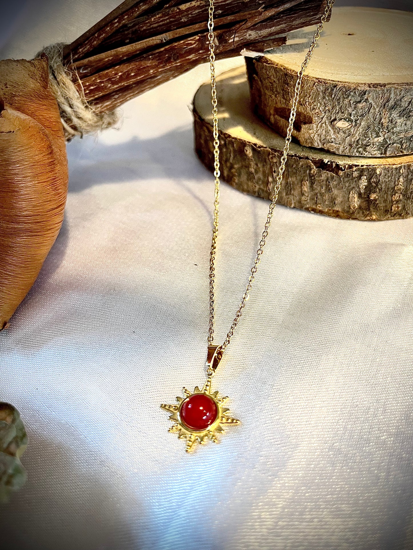 AÏSSE l Collier doré soleil et pierre rouge