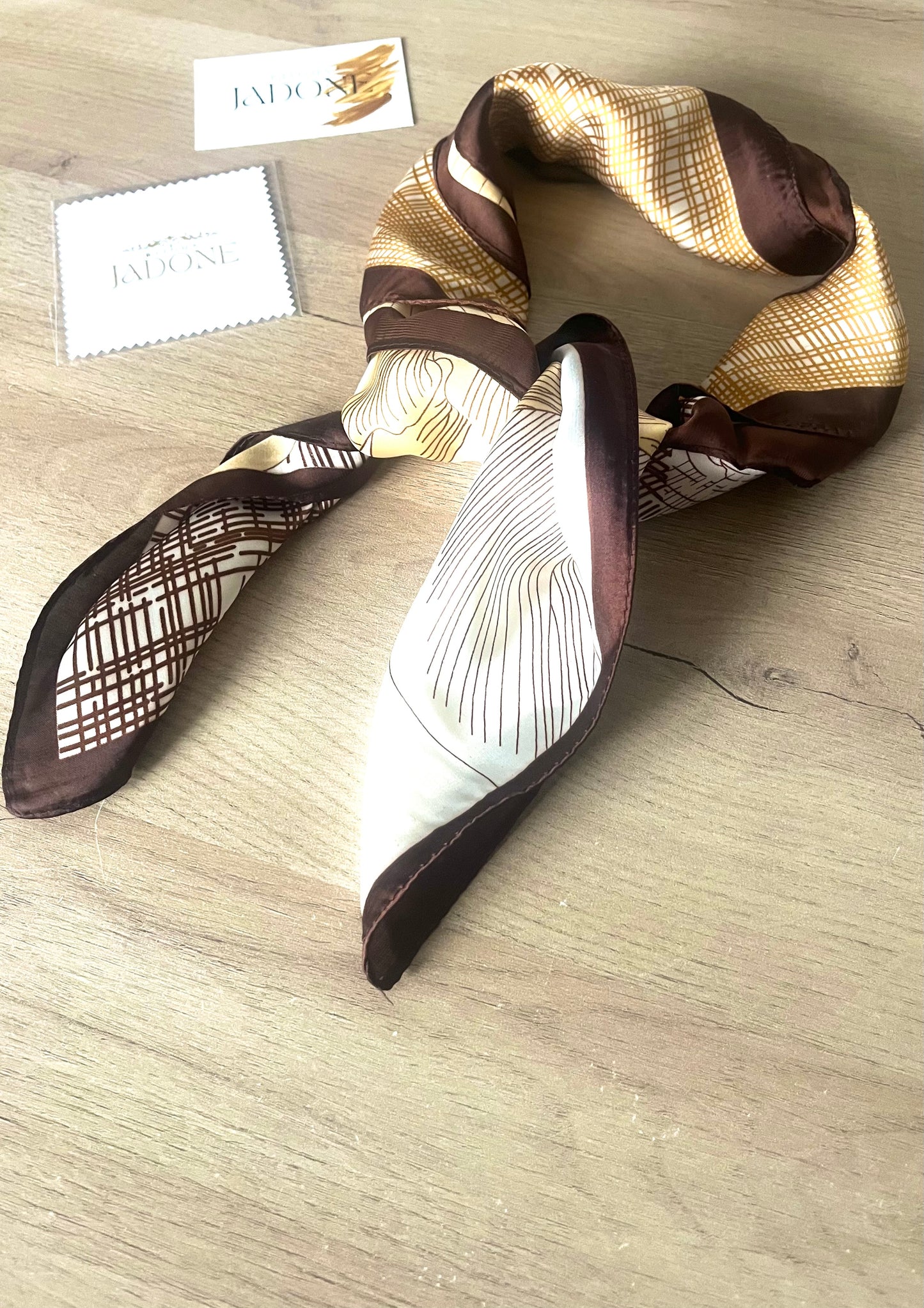 Chic l Foulard marron carré de soie