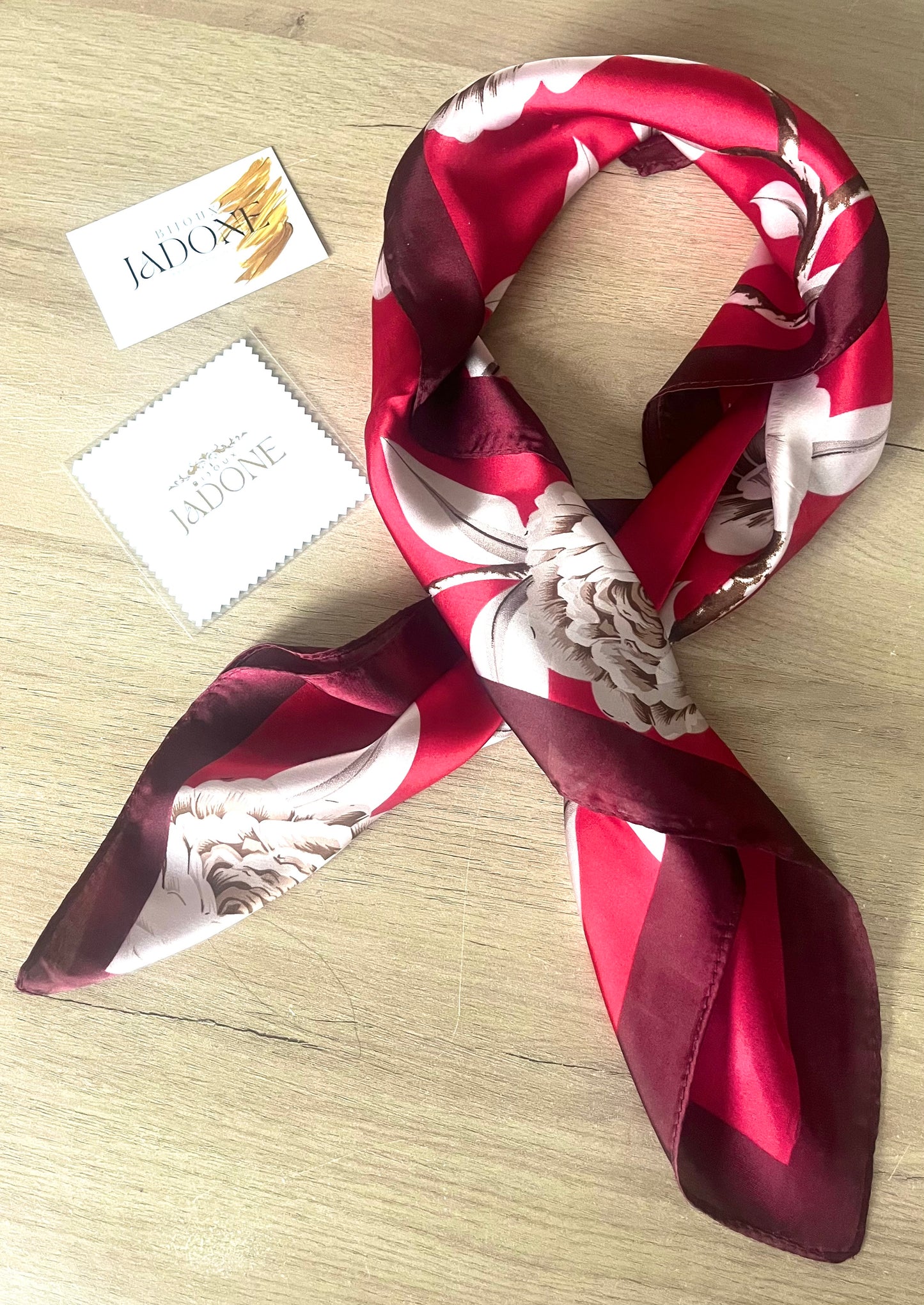 Beauté l Foulard rouge carré