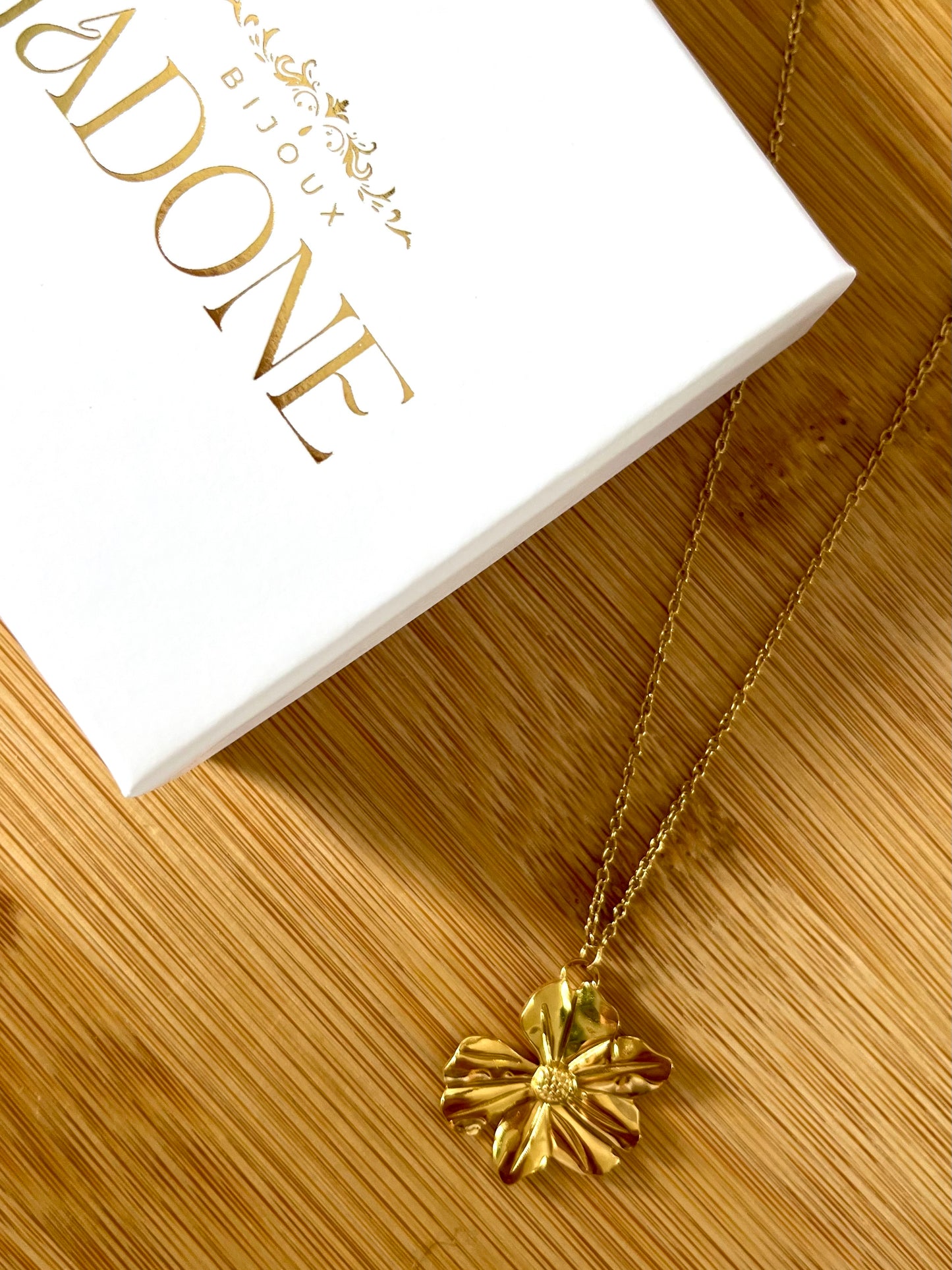 Mendosa l Collier fleur doré chic