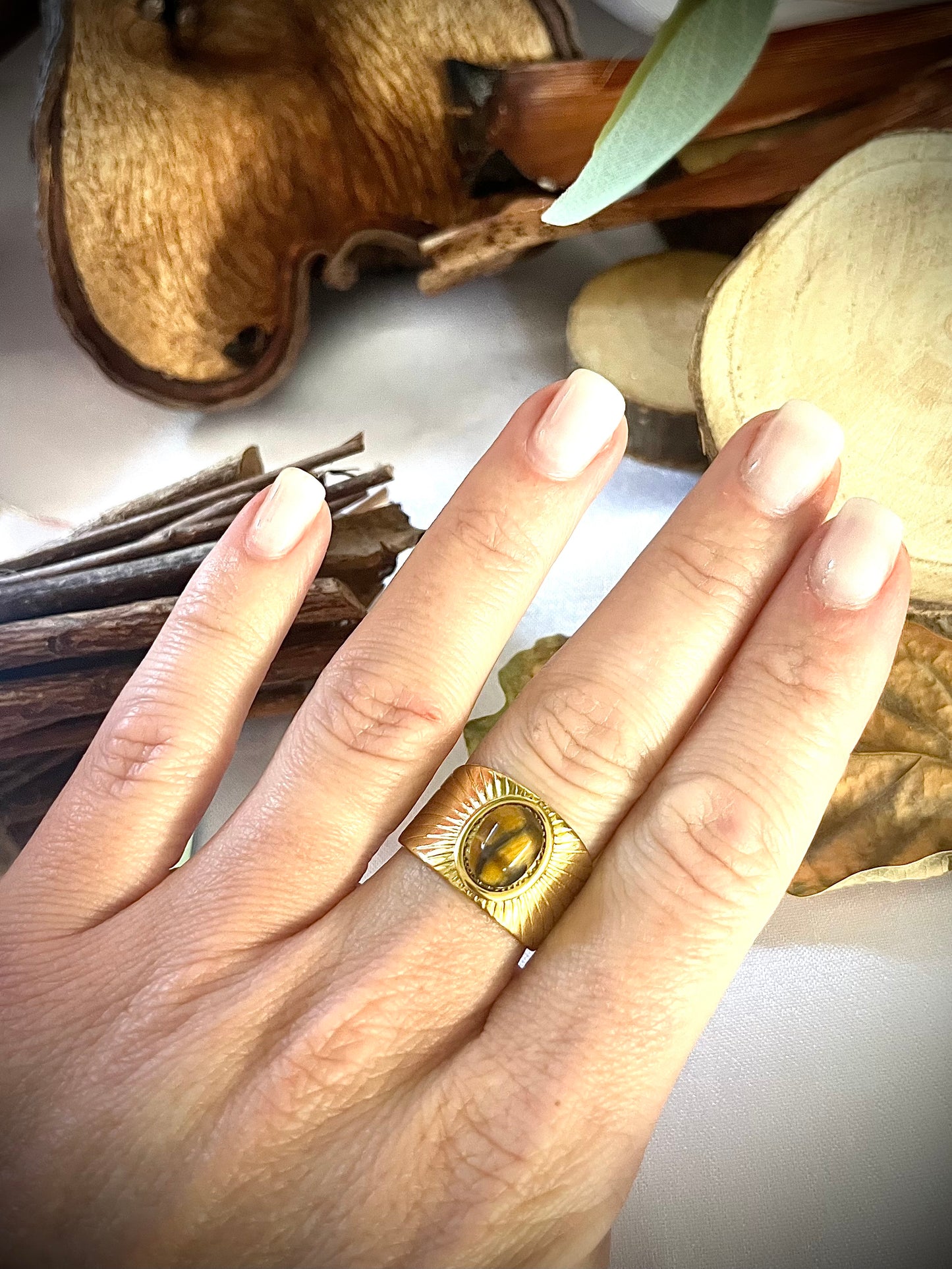 AURE l Bague ajustable dorée et sa pierre