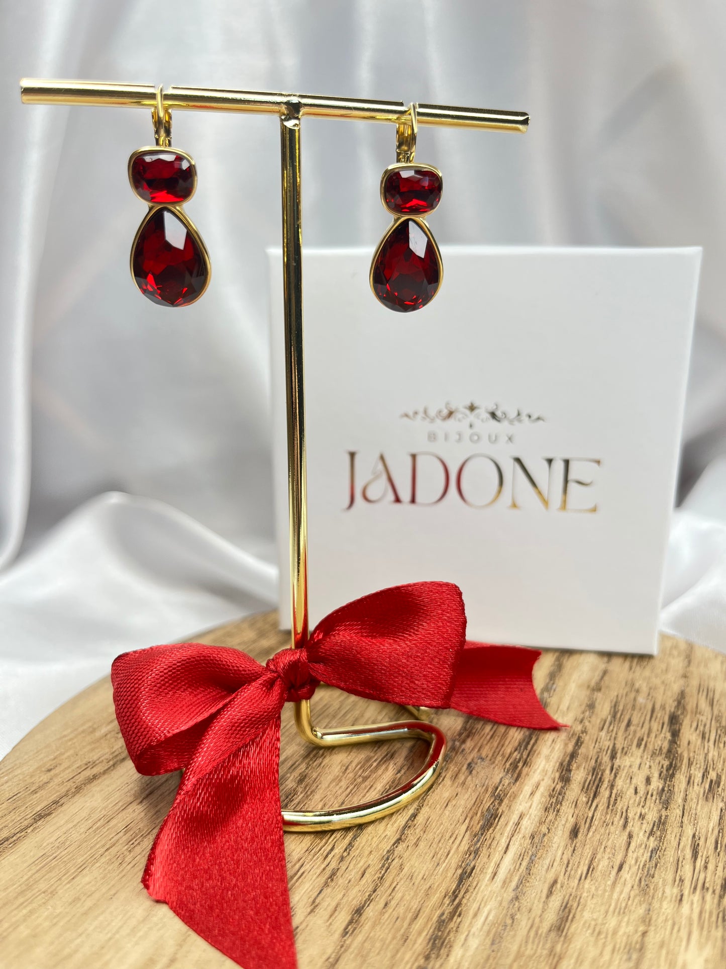 AURELIE l Boucles d'oreilles dorées et cristaux rouge