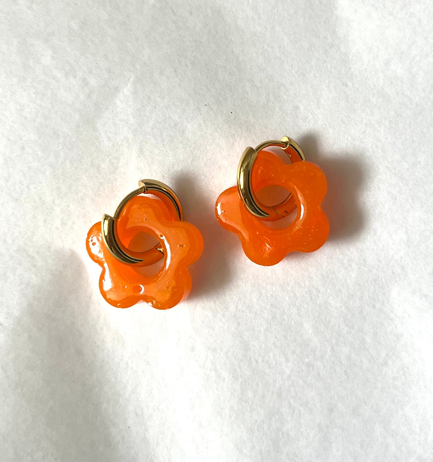 Pampille l créoles dorées et sa fleur orange