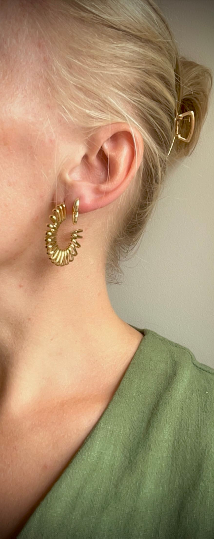 MAEVA l Boucles d'oreilles anneaux dorés effet accordéon en acier inoxydable