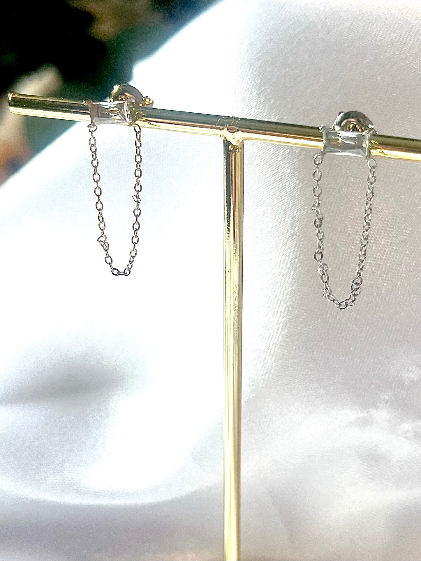 PRIME l Boucles d'oreilles dorées ou argentées avec chaînette