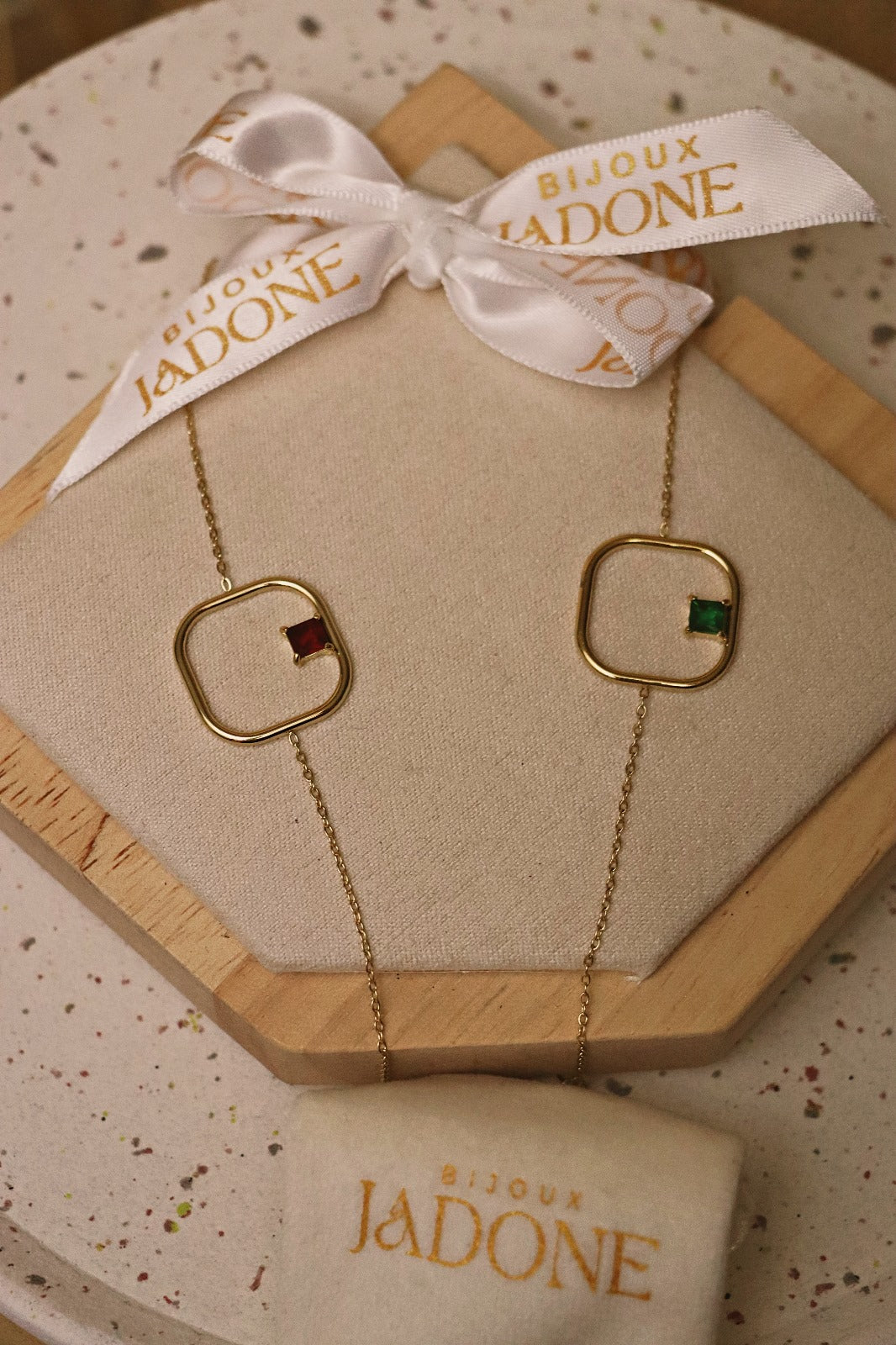 AINA l Bracelet doré et pierre rouge ou verte