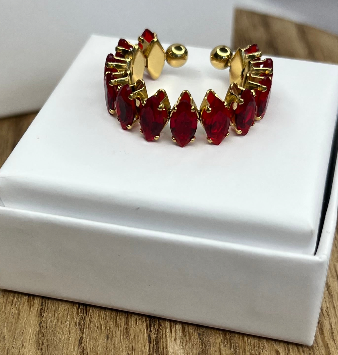 RUBi l Bague accordéon ajustable dorée et zircon rouge