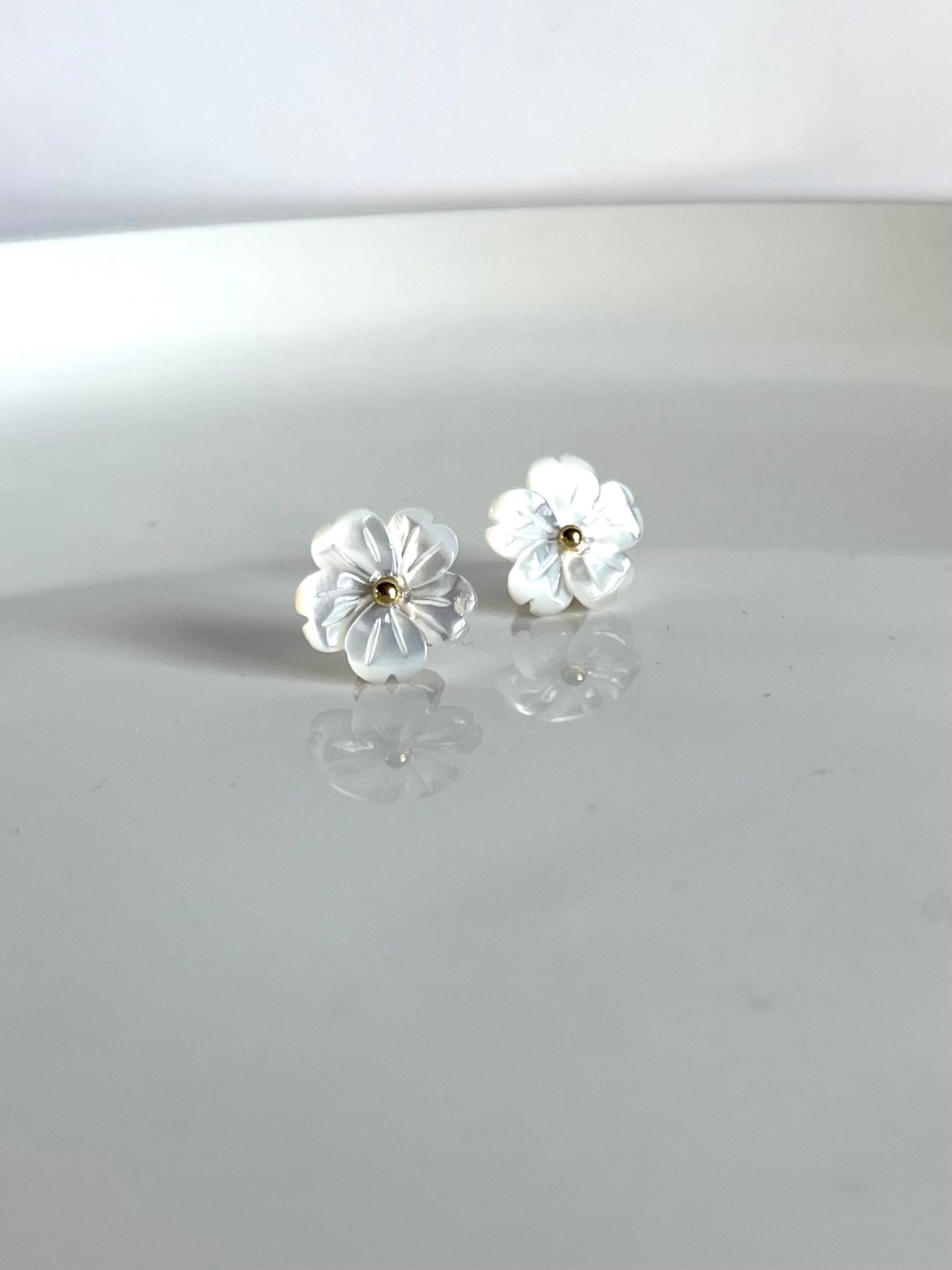 Floana l parure dorée à fleur blanche