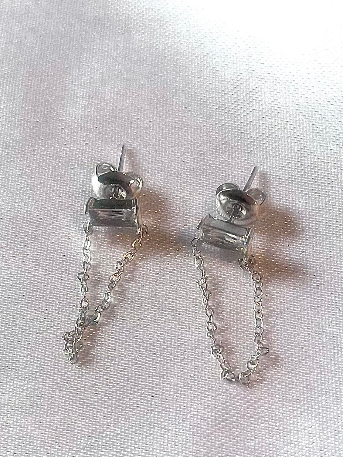 PRIME l Boucles d'oreilles dorées ou argentées avec chaînette