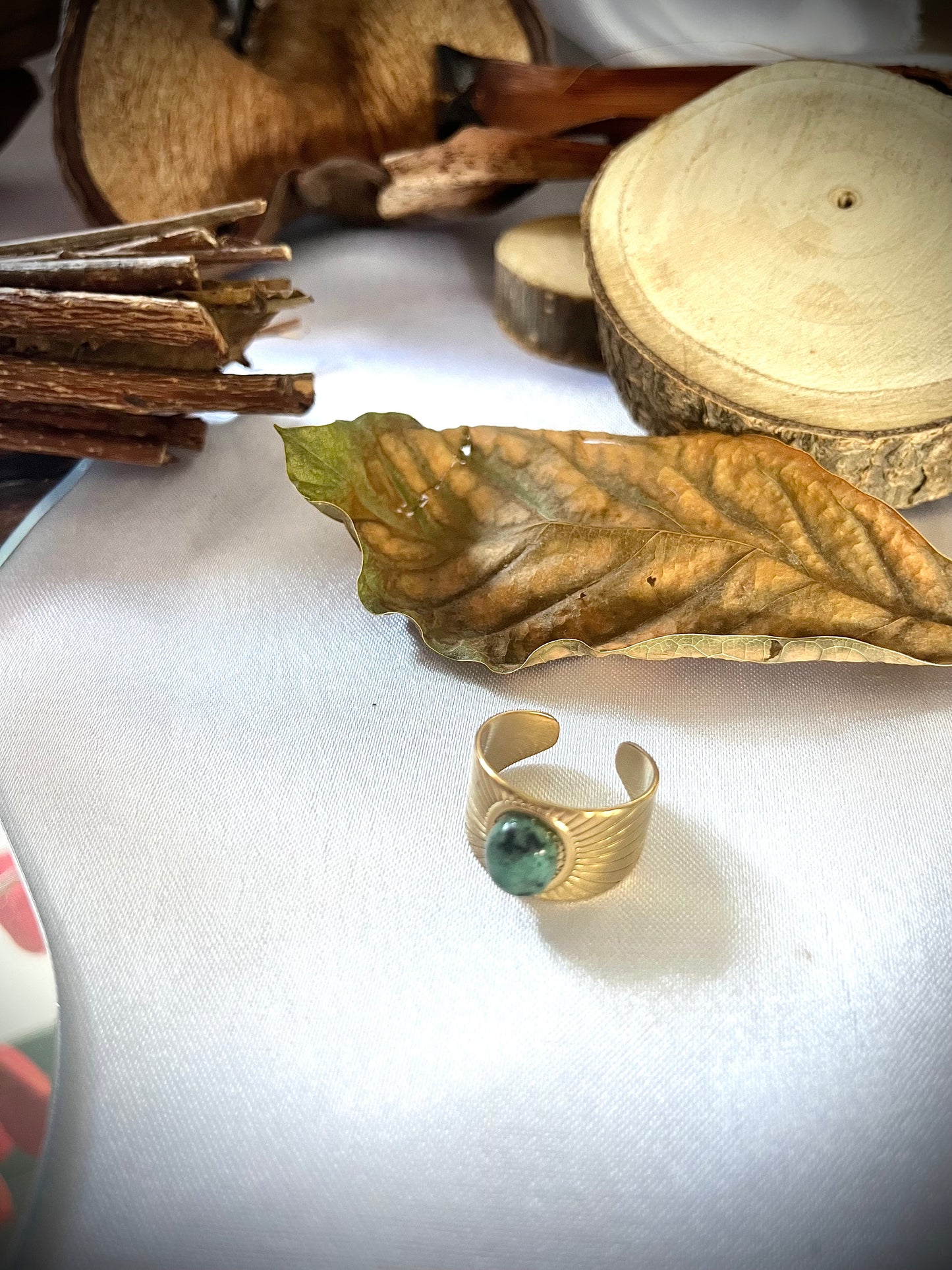 AURE l Bague ajustable dorée et sa pierre